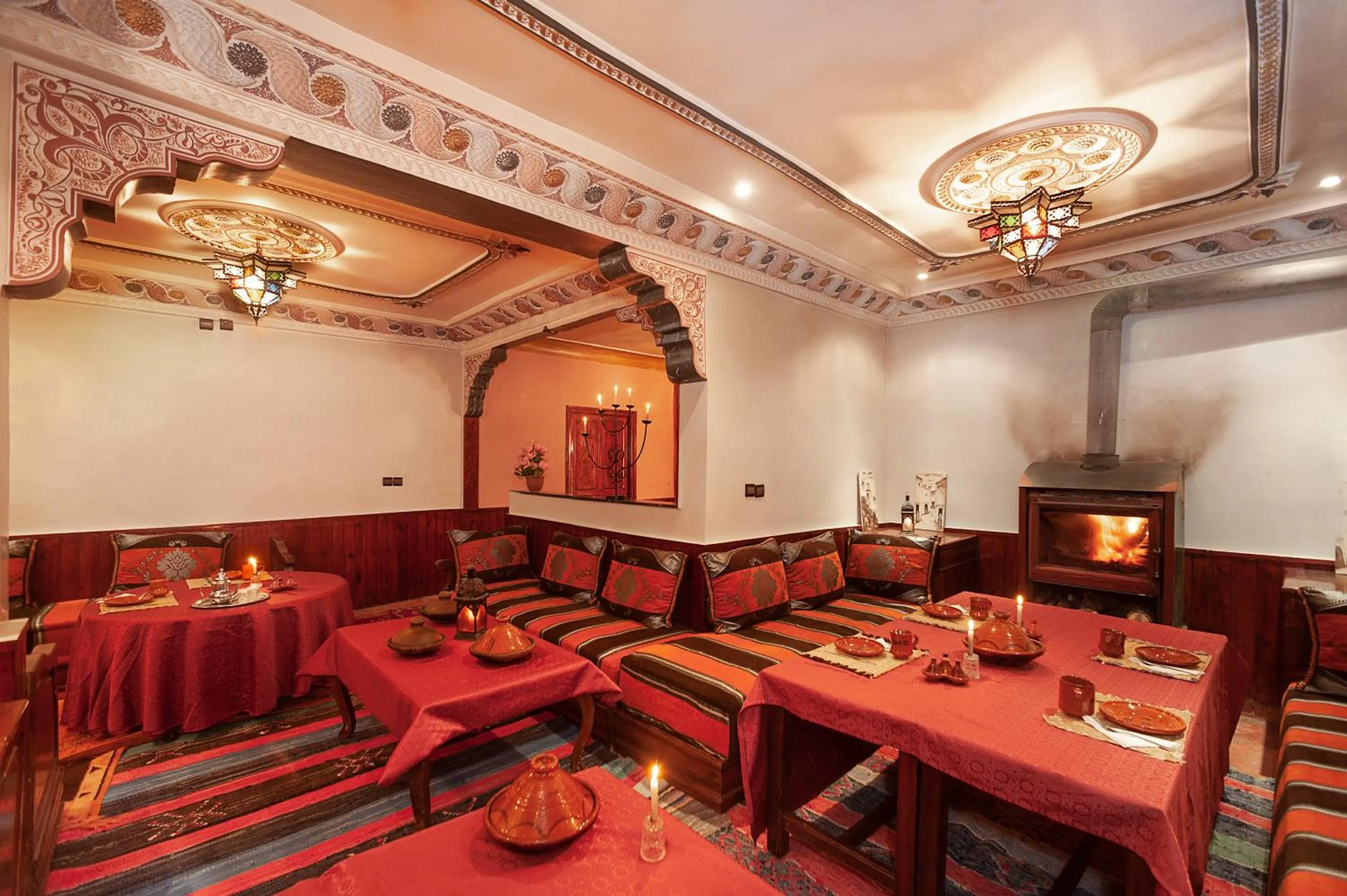 Restaurant/places to eat in Dar Adrar