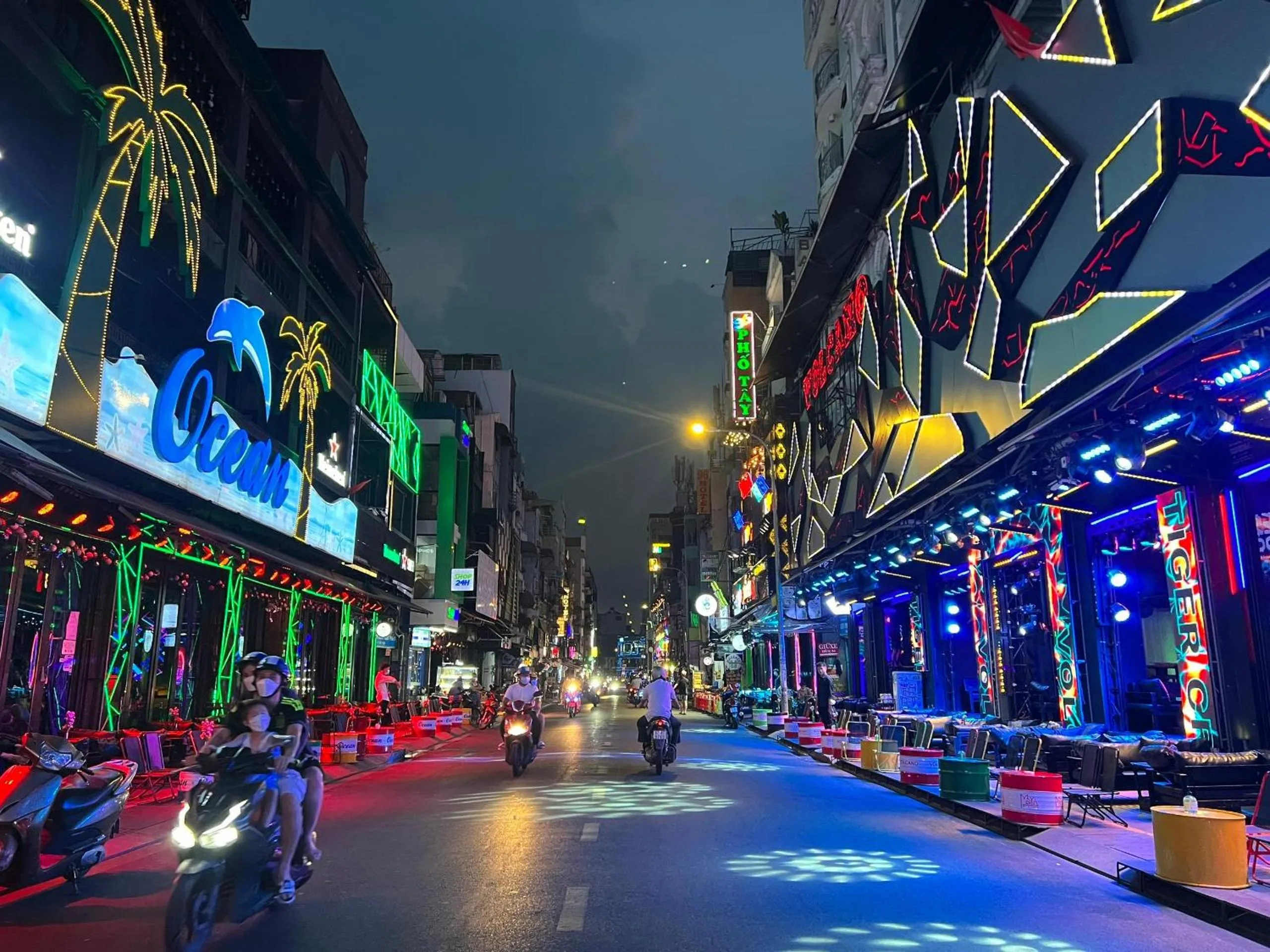 Evening entertainment in Mint Hotel Bui Vien Q1