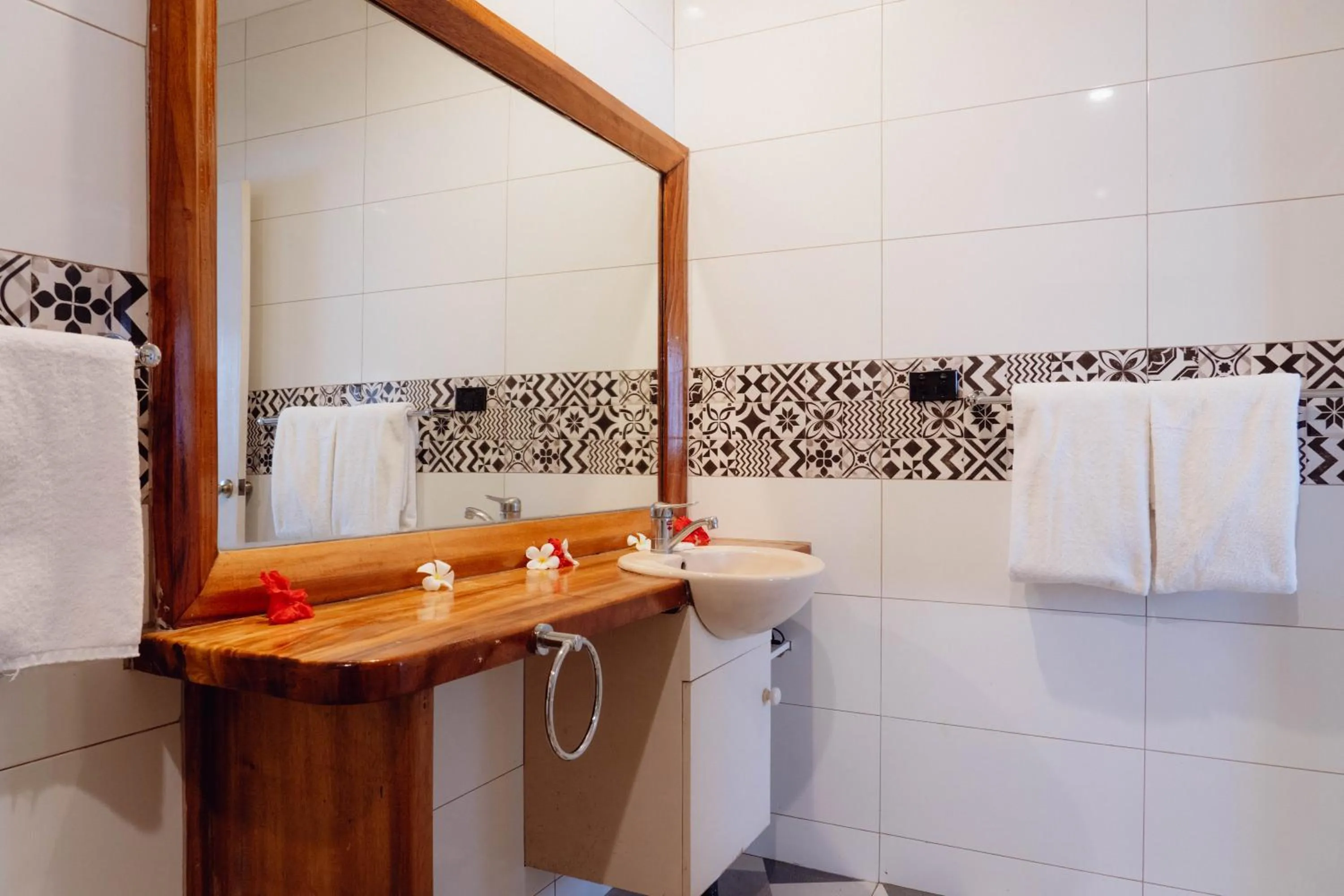 Bathroom in Smugglers Cove Beach Resort & Hotel