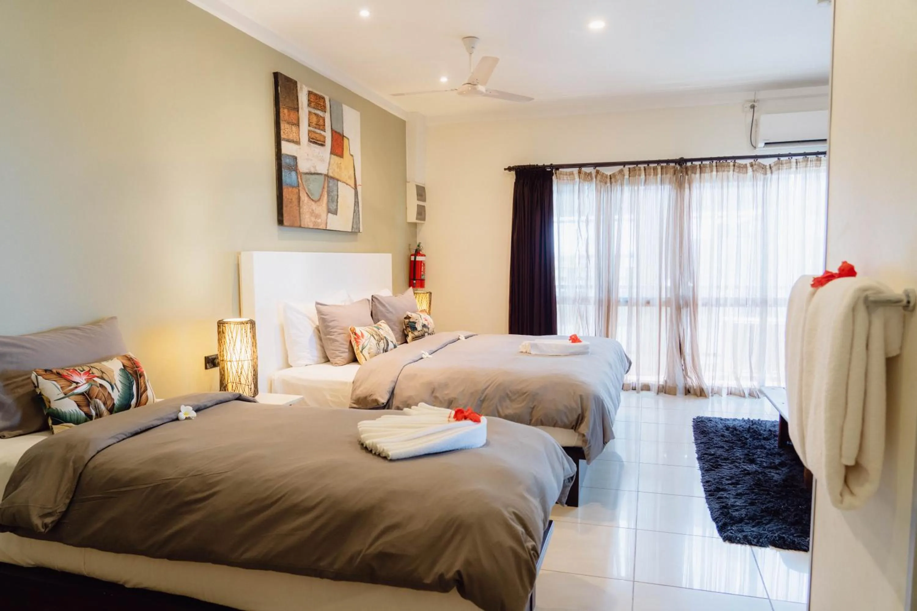 Bedroom, Bed in Smugglers Cove Beach Resort & Hotel