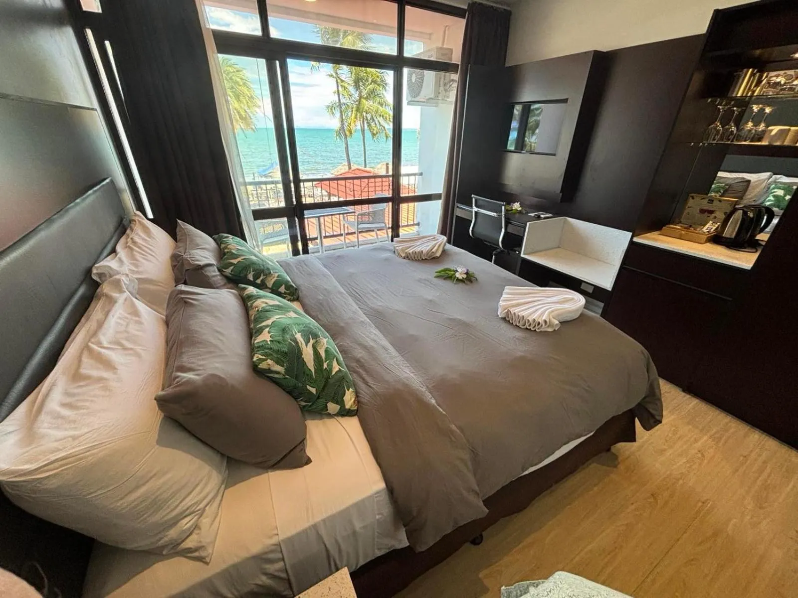 View (from property/room), Bed in Smugglers Cove Beach Resort & Hotel