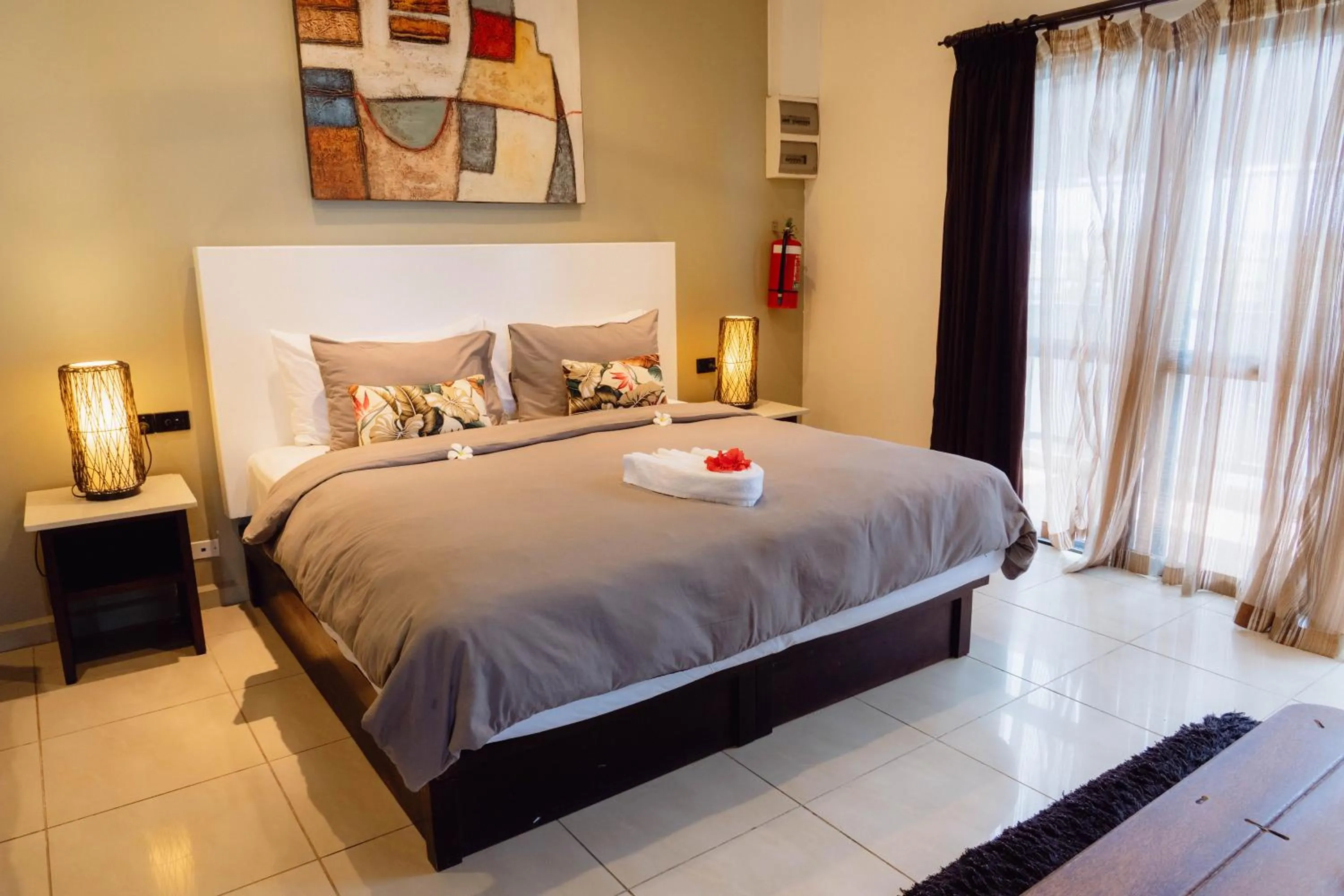 Bedroom, Bed in Smugglers Cove Beach Resort & Hotel