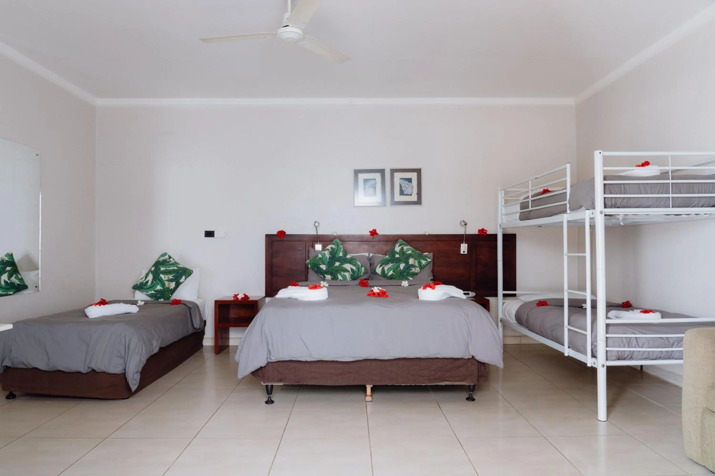 Bedroom, Bed in Smugglers Cove Beach Resort & Hotel