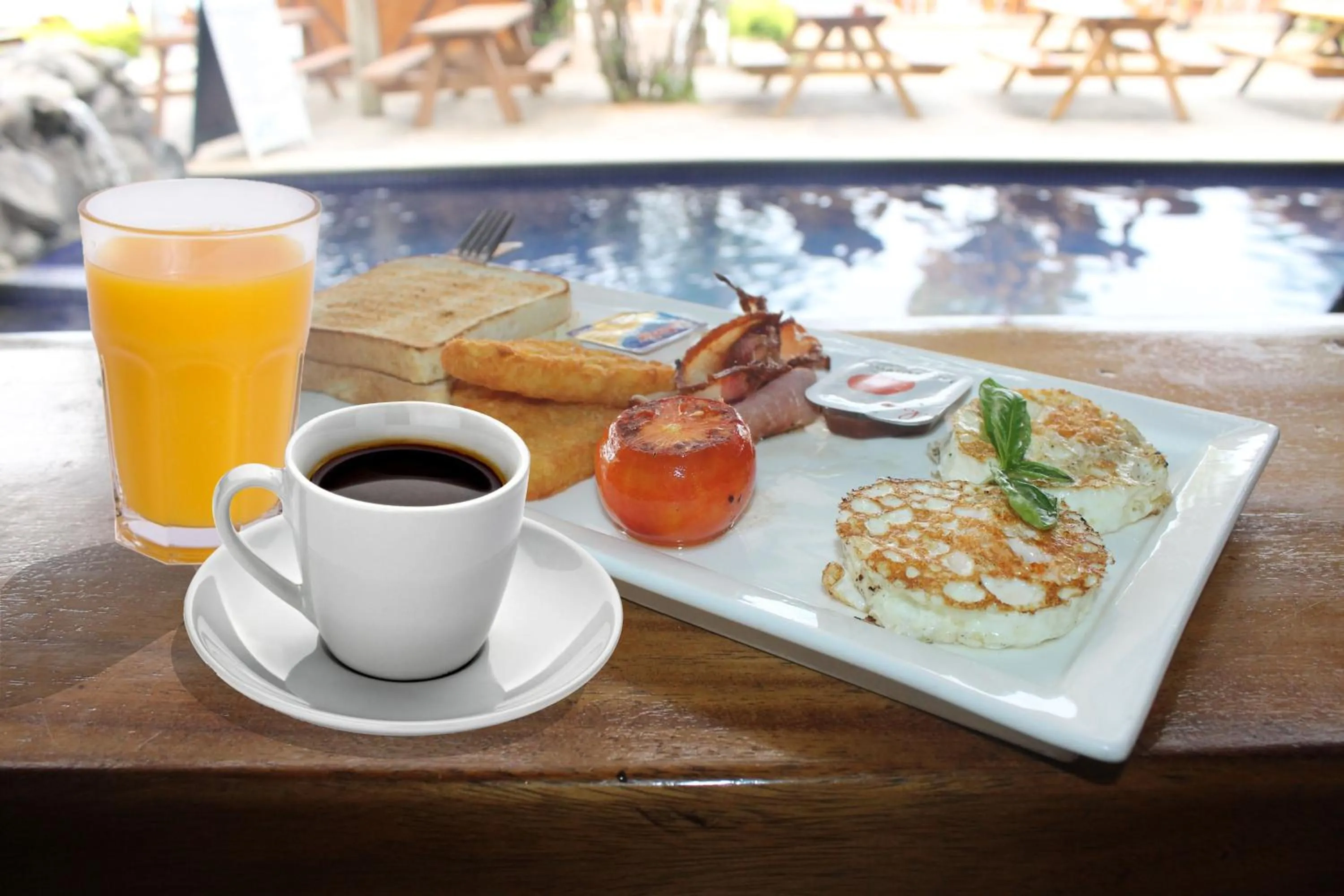 Food and drinks in Smugglers Cove Beach Resort & Hotel