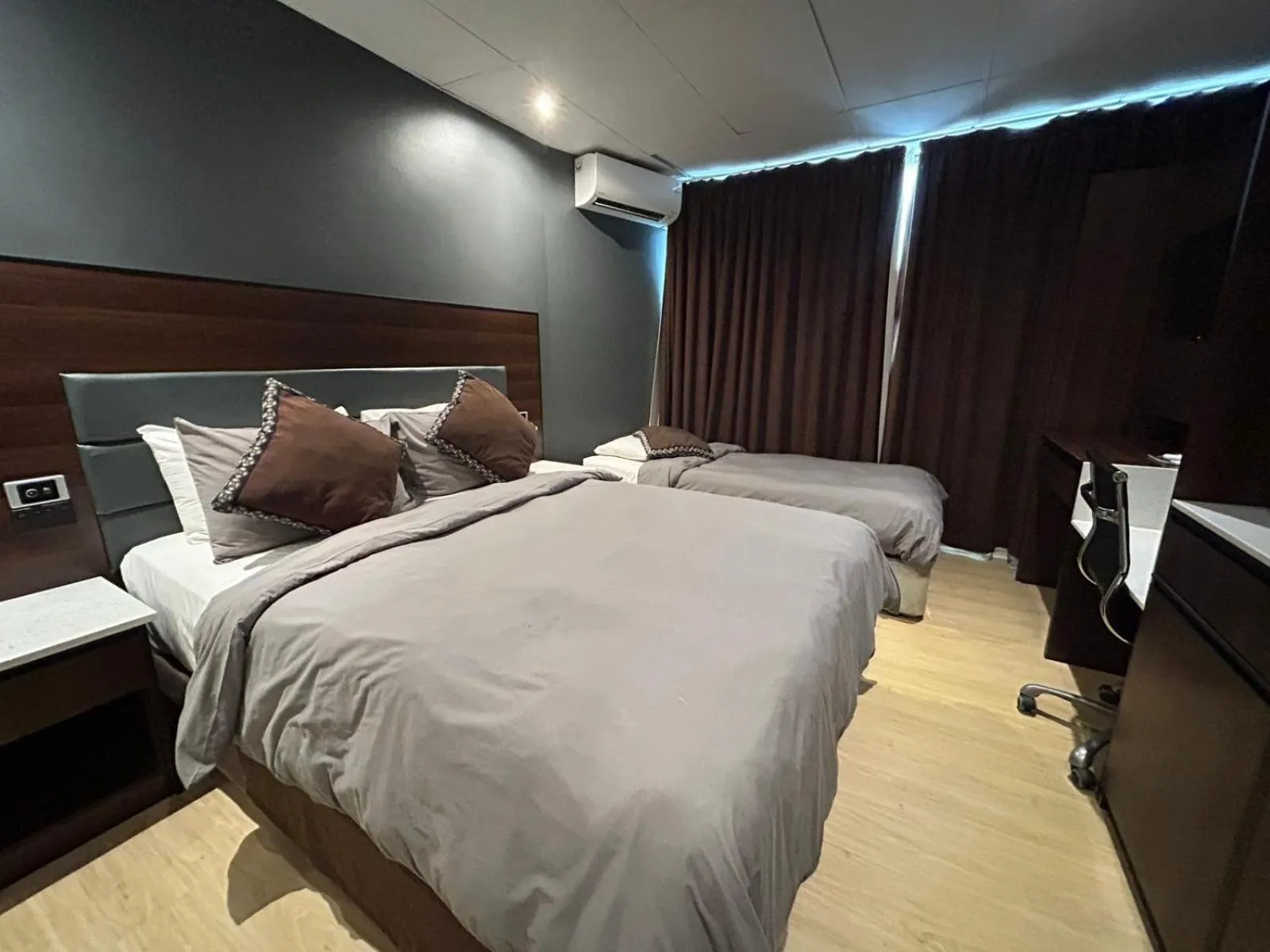 Bedroom, Bed in Smugglers Cove Beach Resort & Hotel