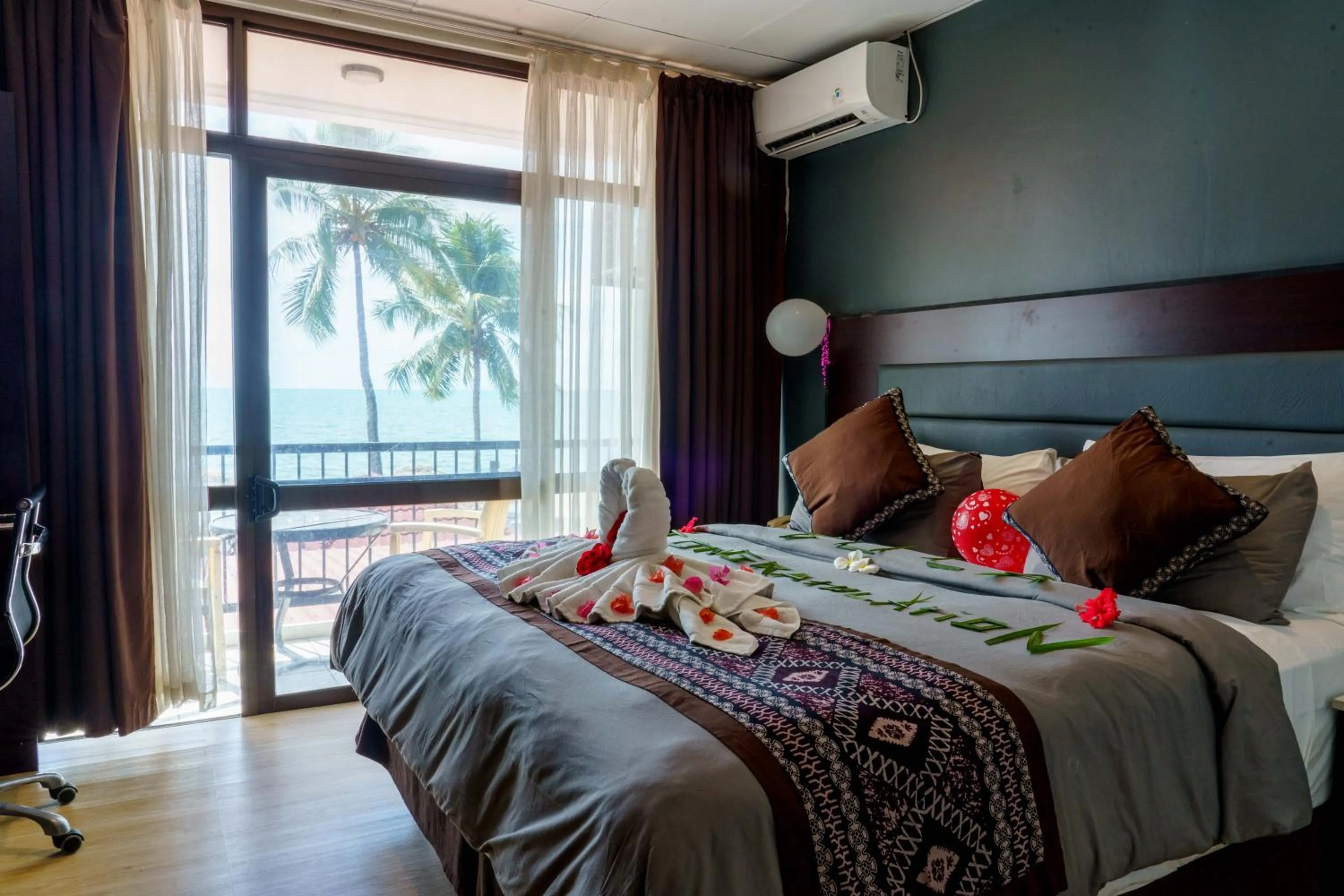 Bed in Smugglers Cove Beach Resort & Hotel