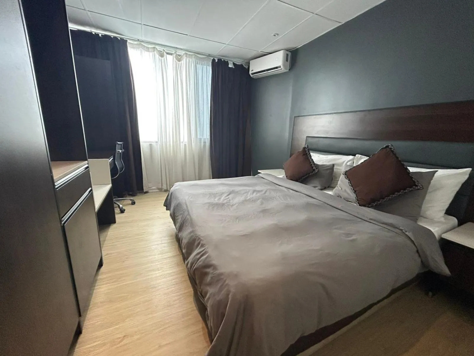 Bedroom, Bed in Smugglers Cove Beach Resort & Hotel