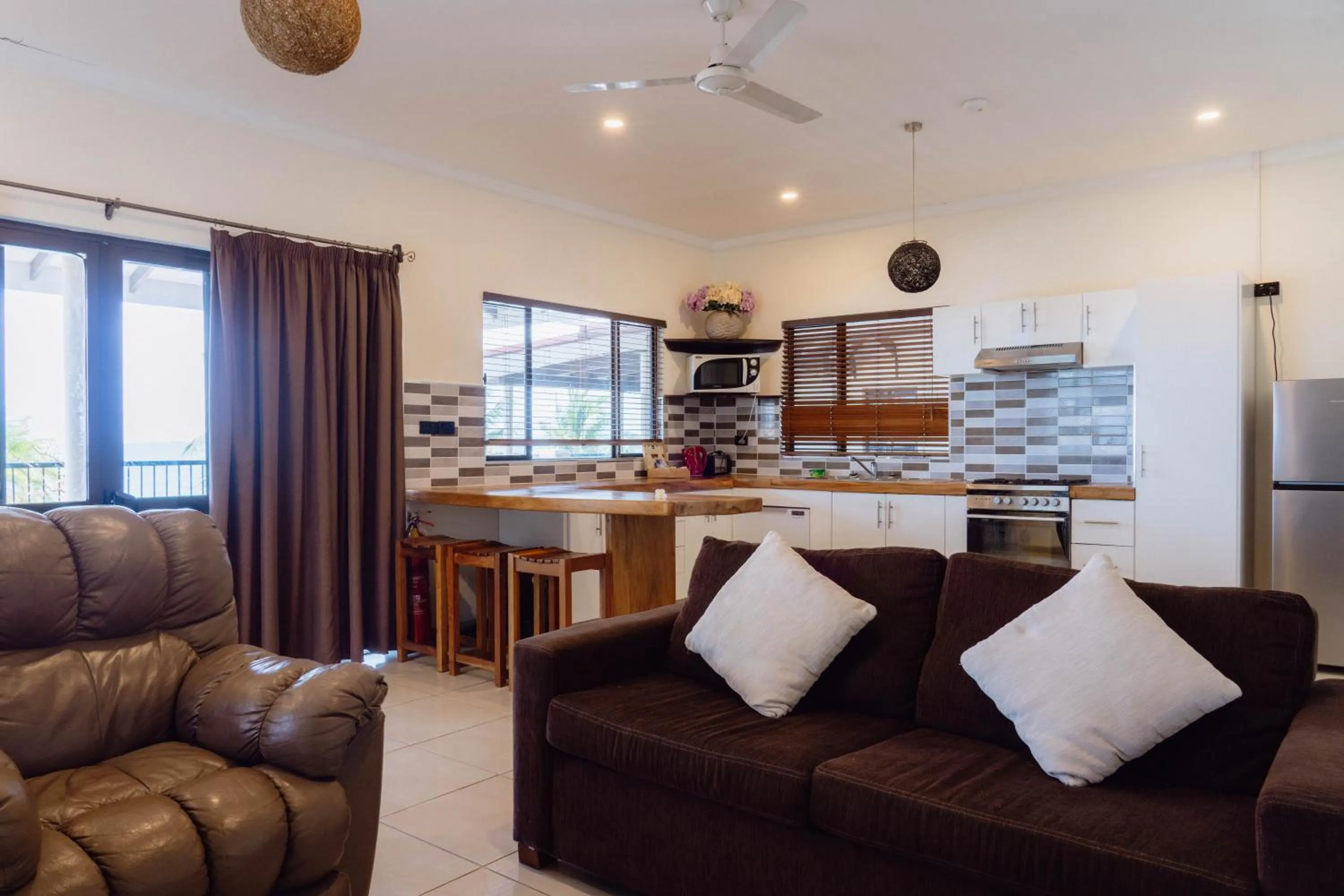 Living room in Smugglers Cove Beach Resort & Hotel
