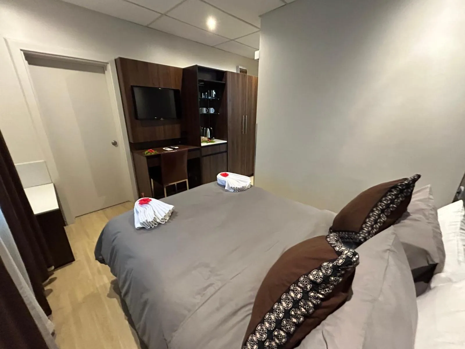 Bedroom, Bed in Smugglers Cove Beach Resort & Hotel