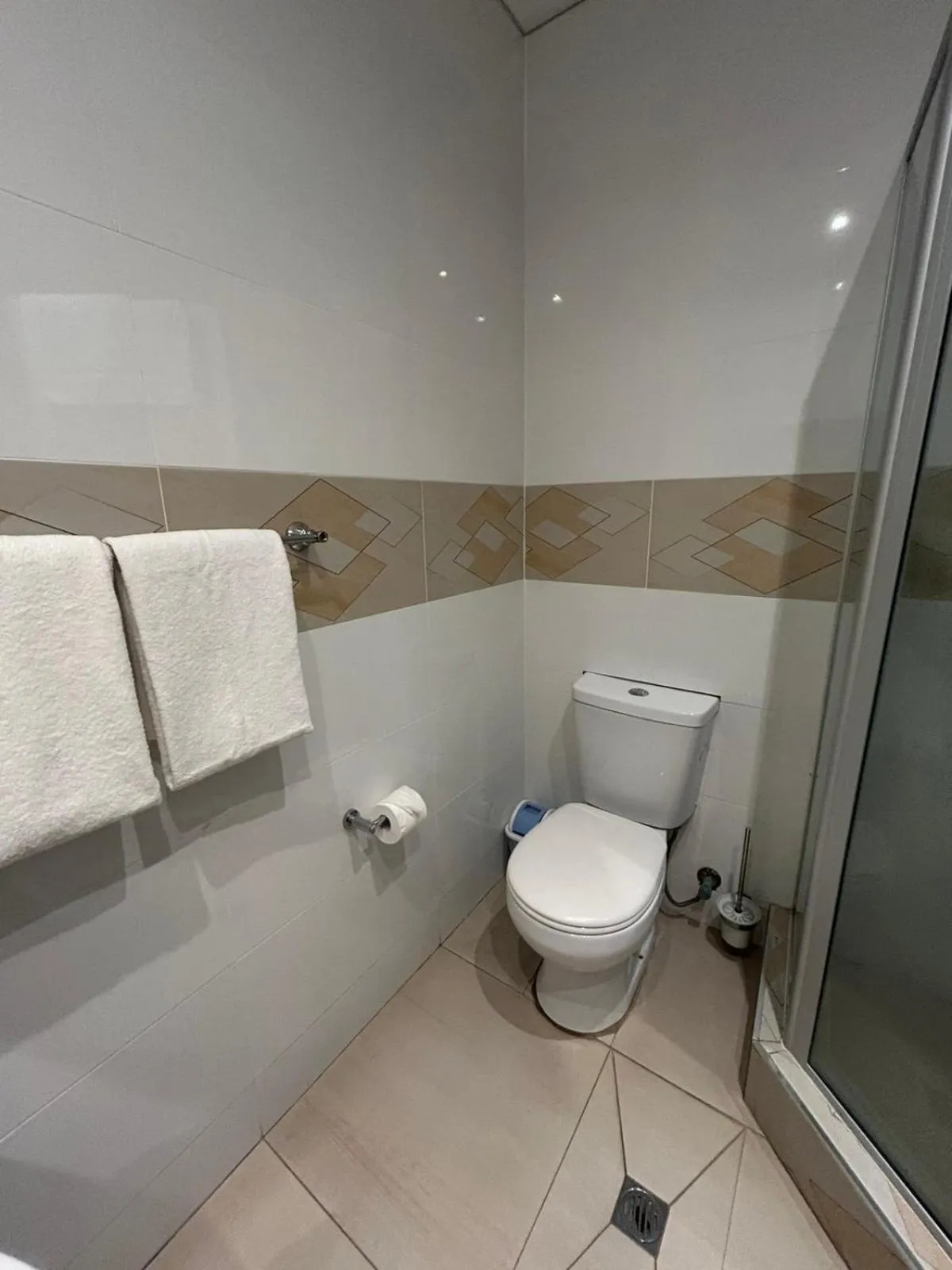 Toilet in Smugglers Cove Beach Resort & Hotel