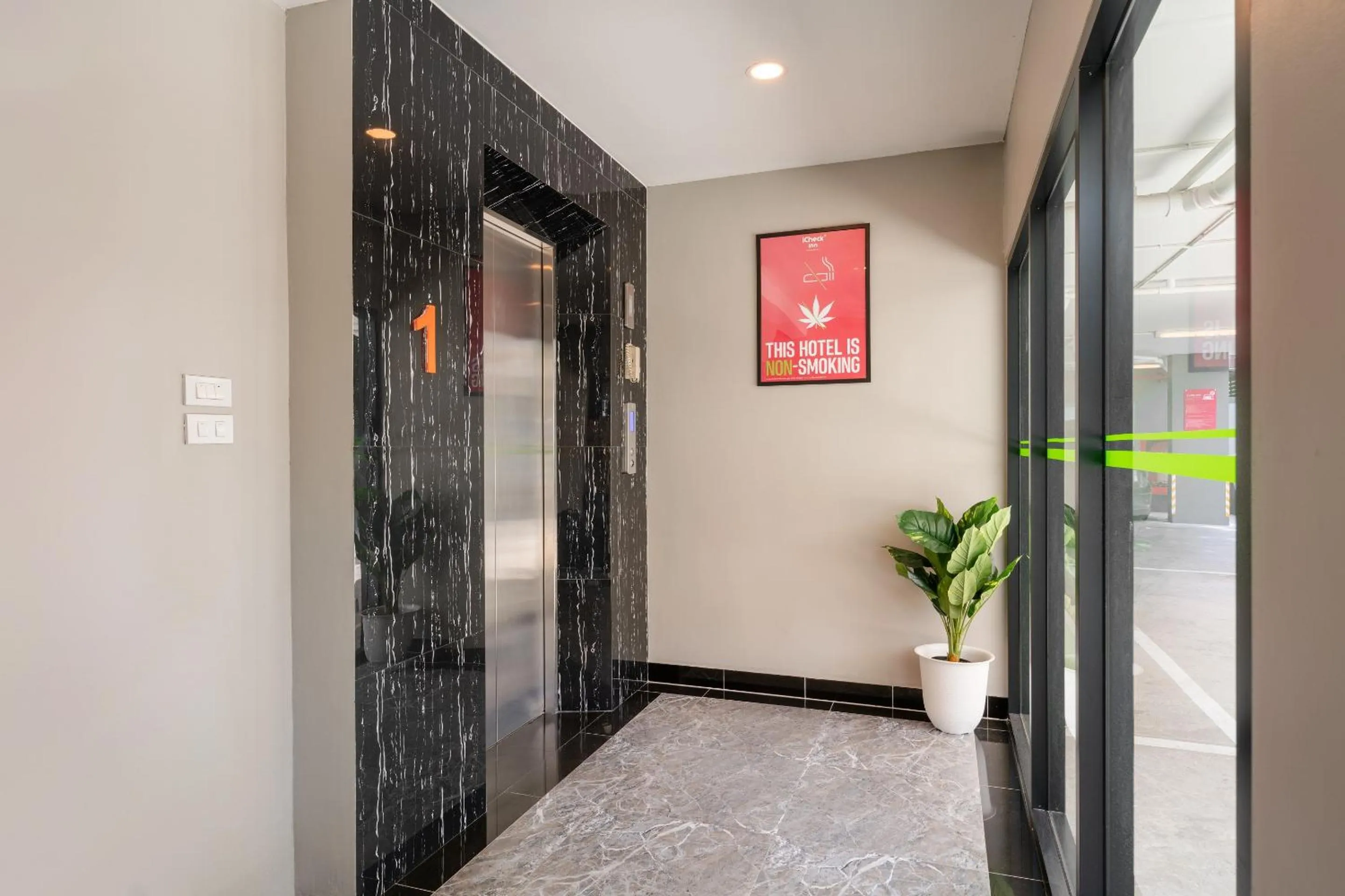 elevator in iCheck inn Darisa Ngamwongwan