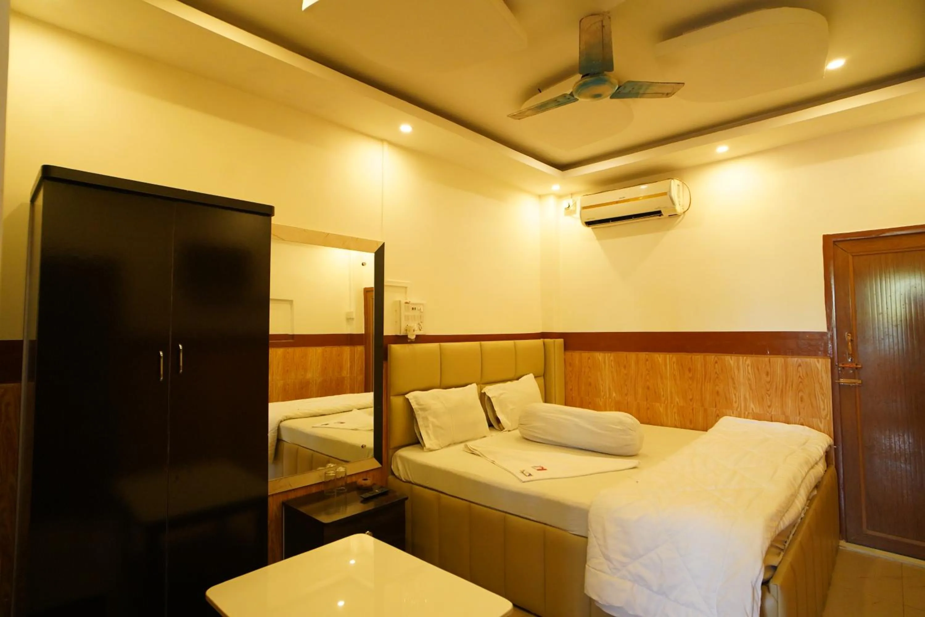 Property building, Bed in Lake View Village Resort