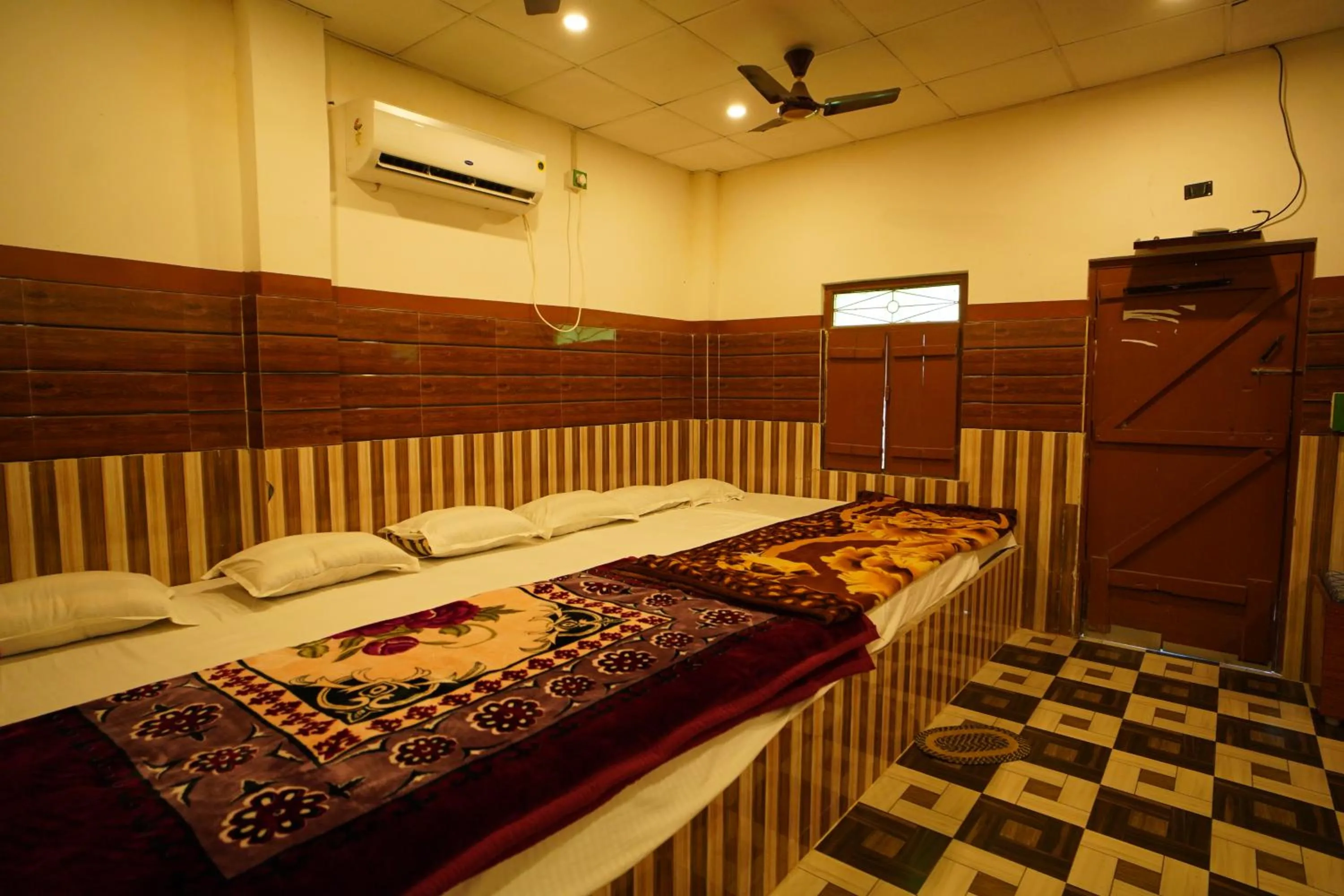 Bed in Lake View Village Resort
