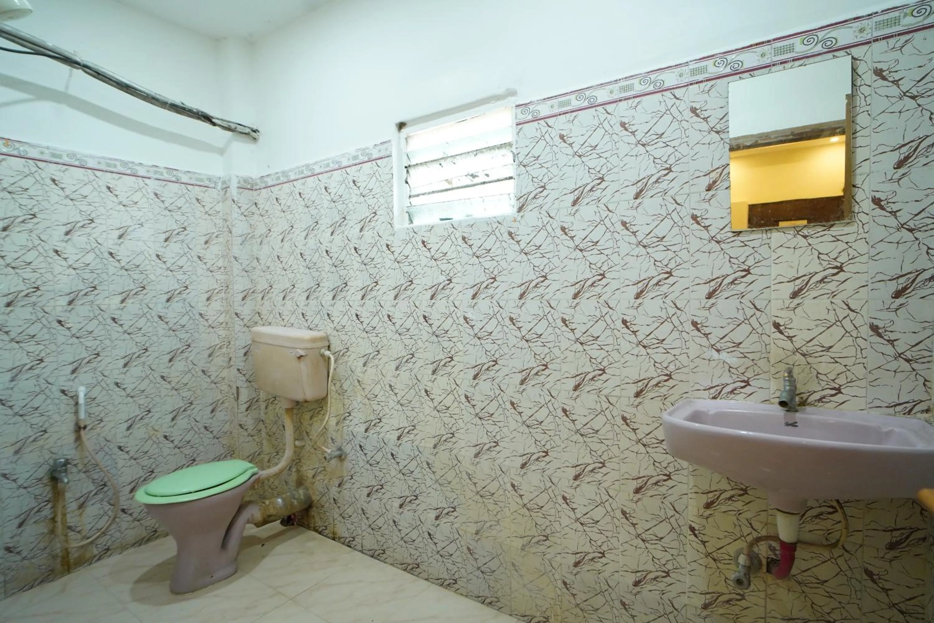 Toilet in Lake View Village Resort