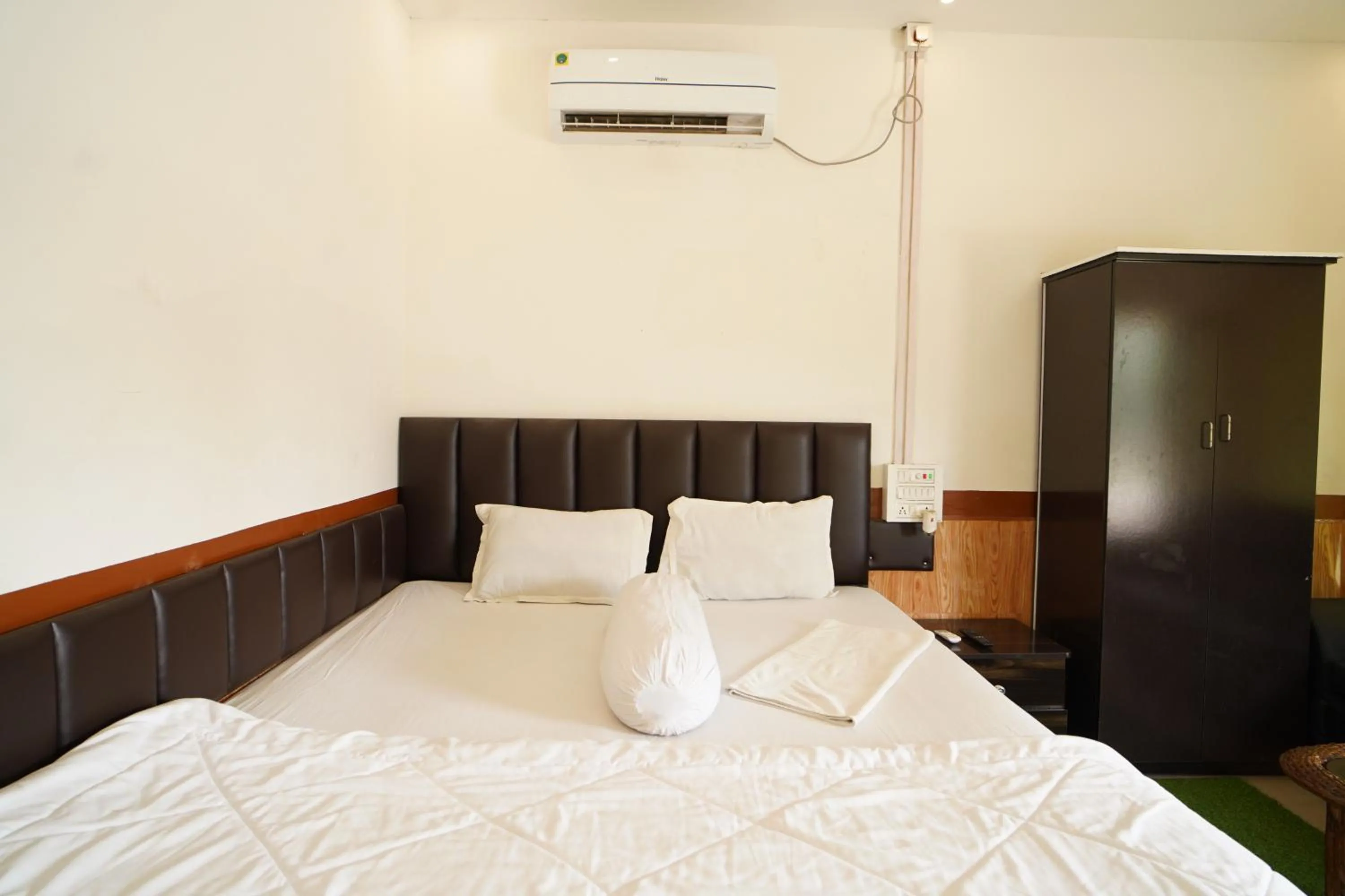 Bed in Lake View Village Resort