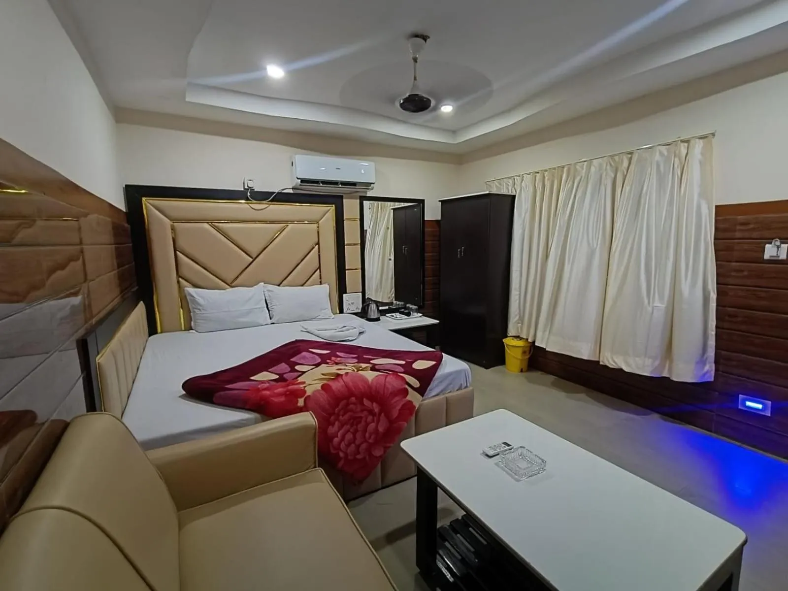 Communal lounge/ TV room, Bed in Lake View Village Resort