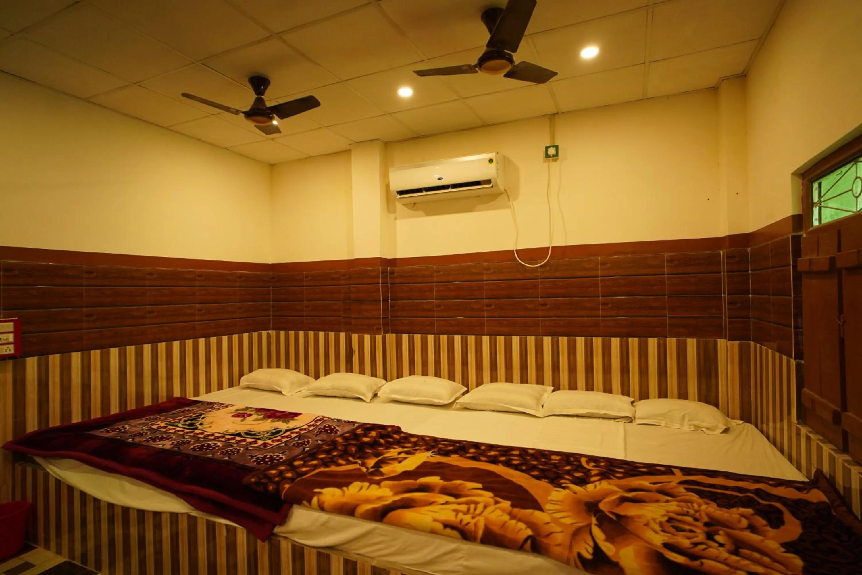 Bed in Lake View Village Resort
