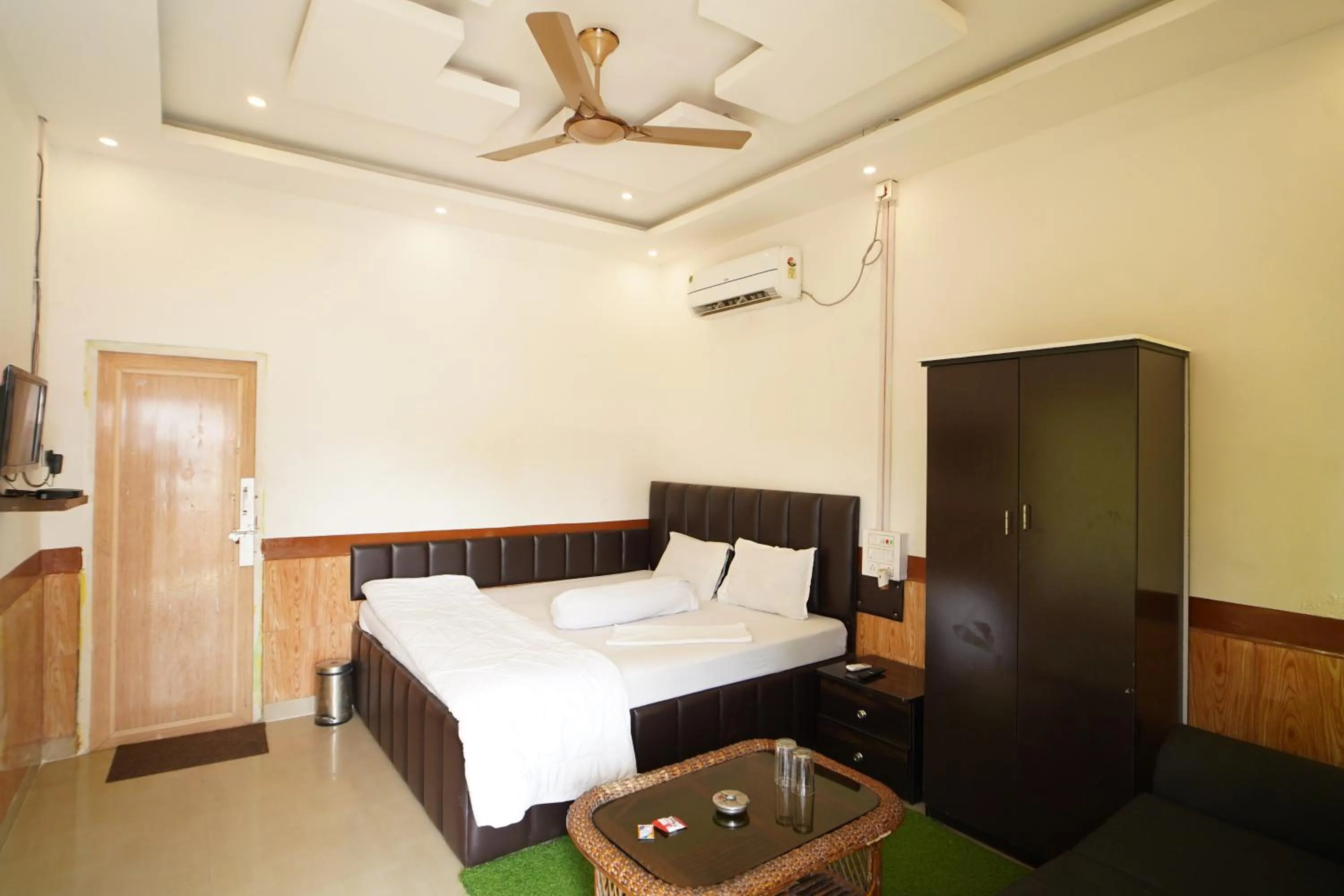 Bed in Lake View Village Resort
