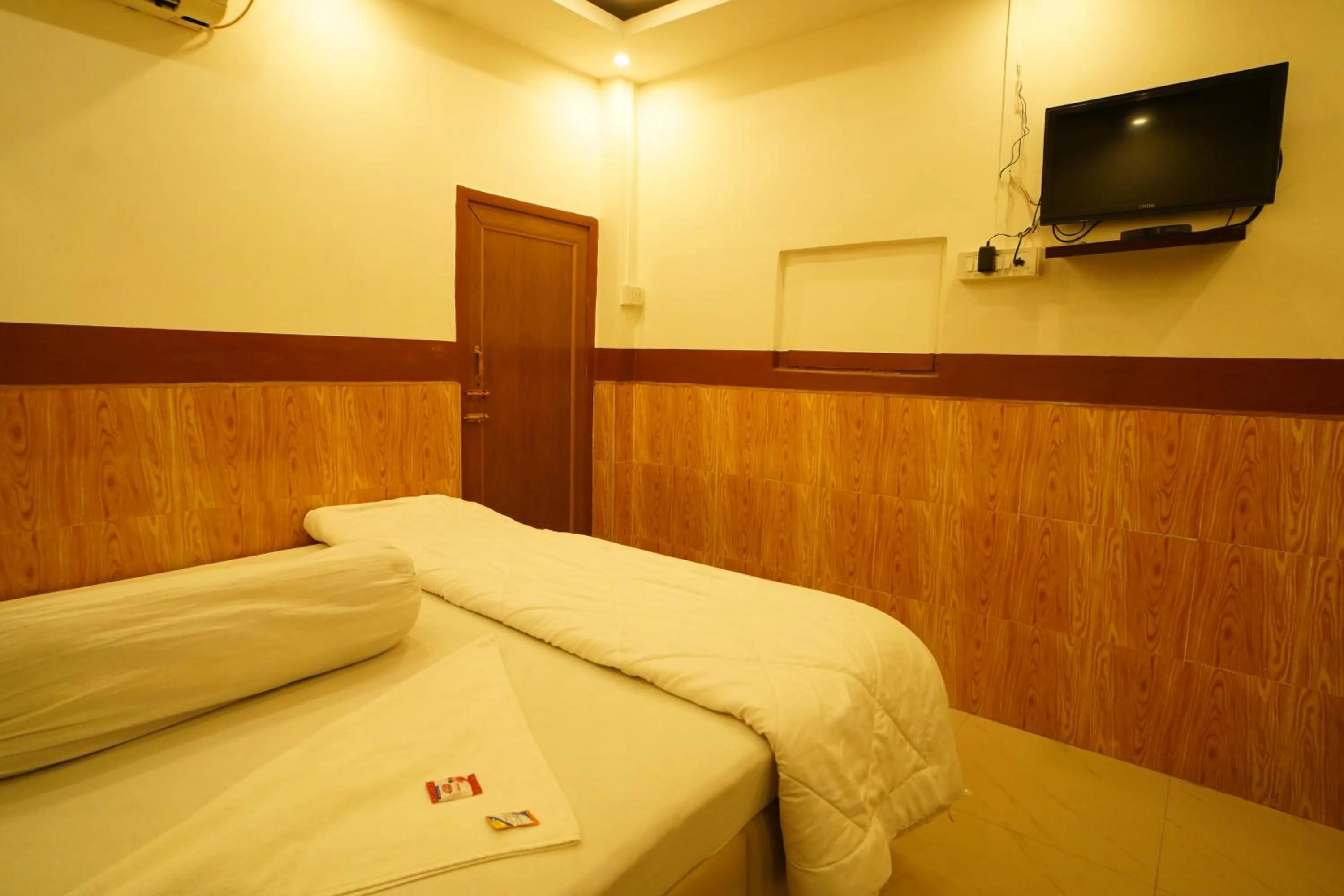 Communal lounge/ TV room, Bed in Lake View Village Resort