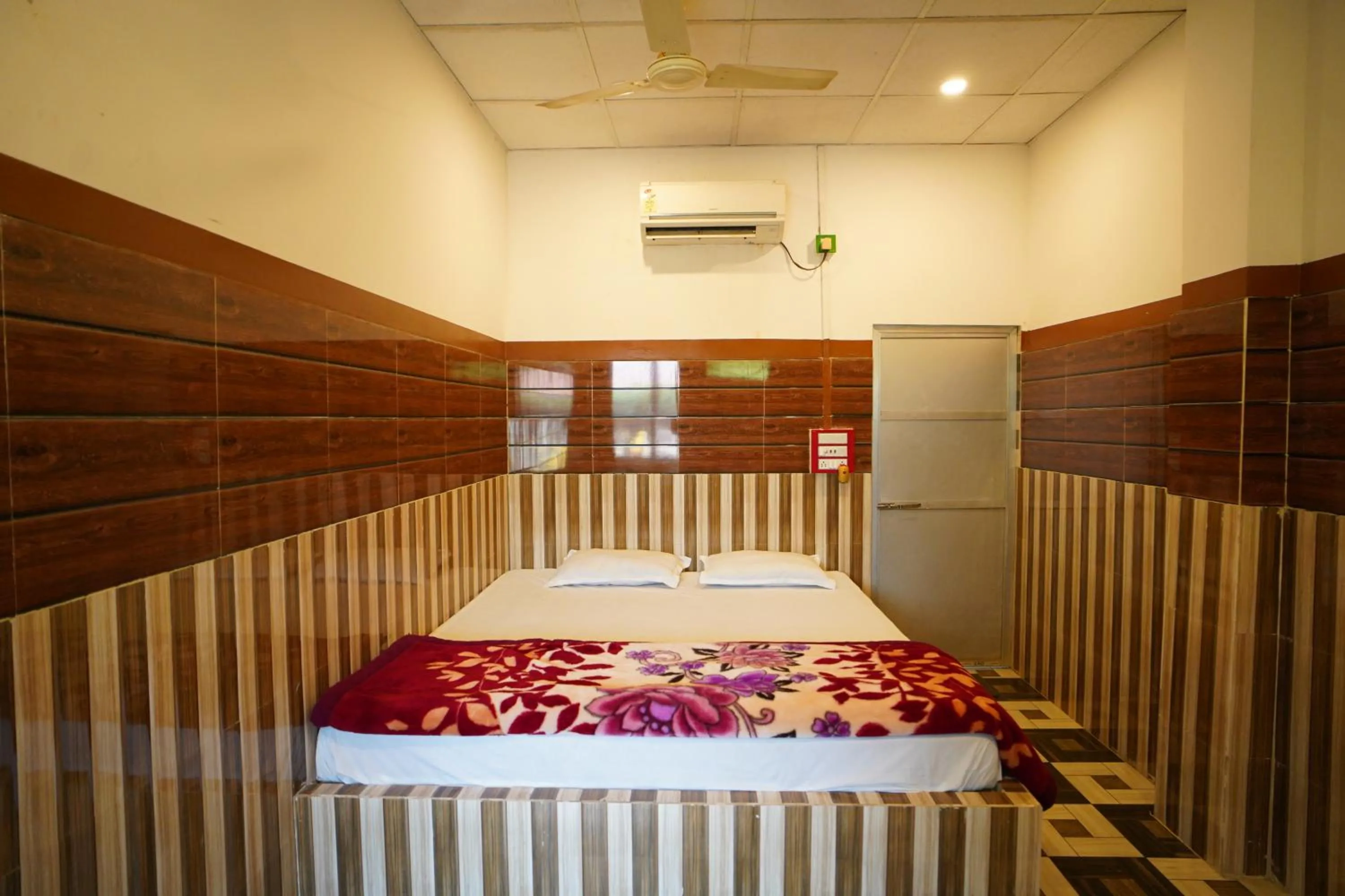 Bed in Lake View Village Resort