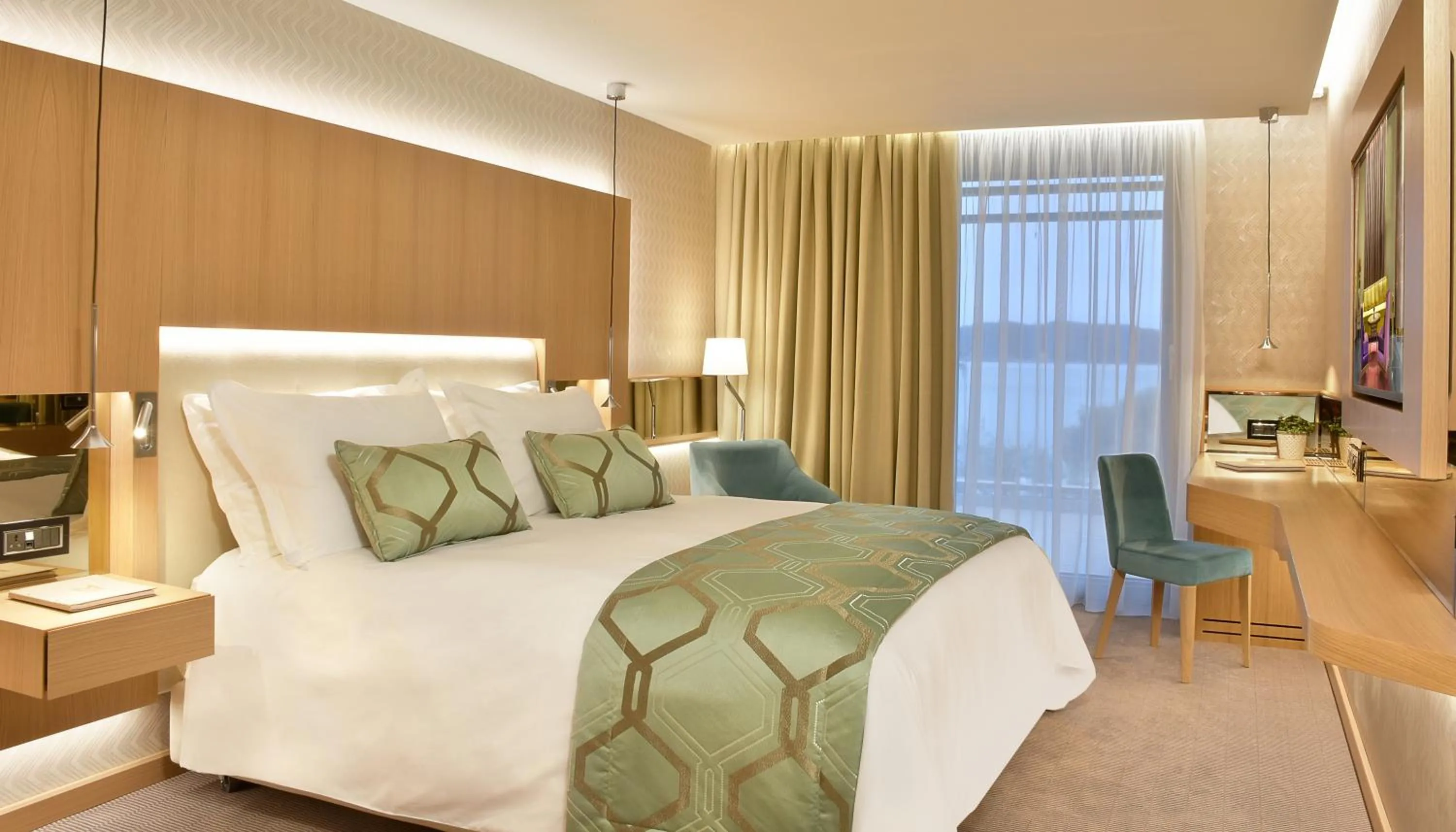 Sea view, Bed in Maestral Resort & Casino