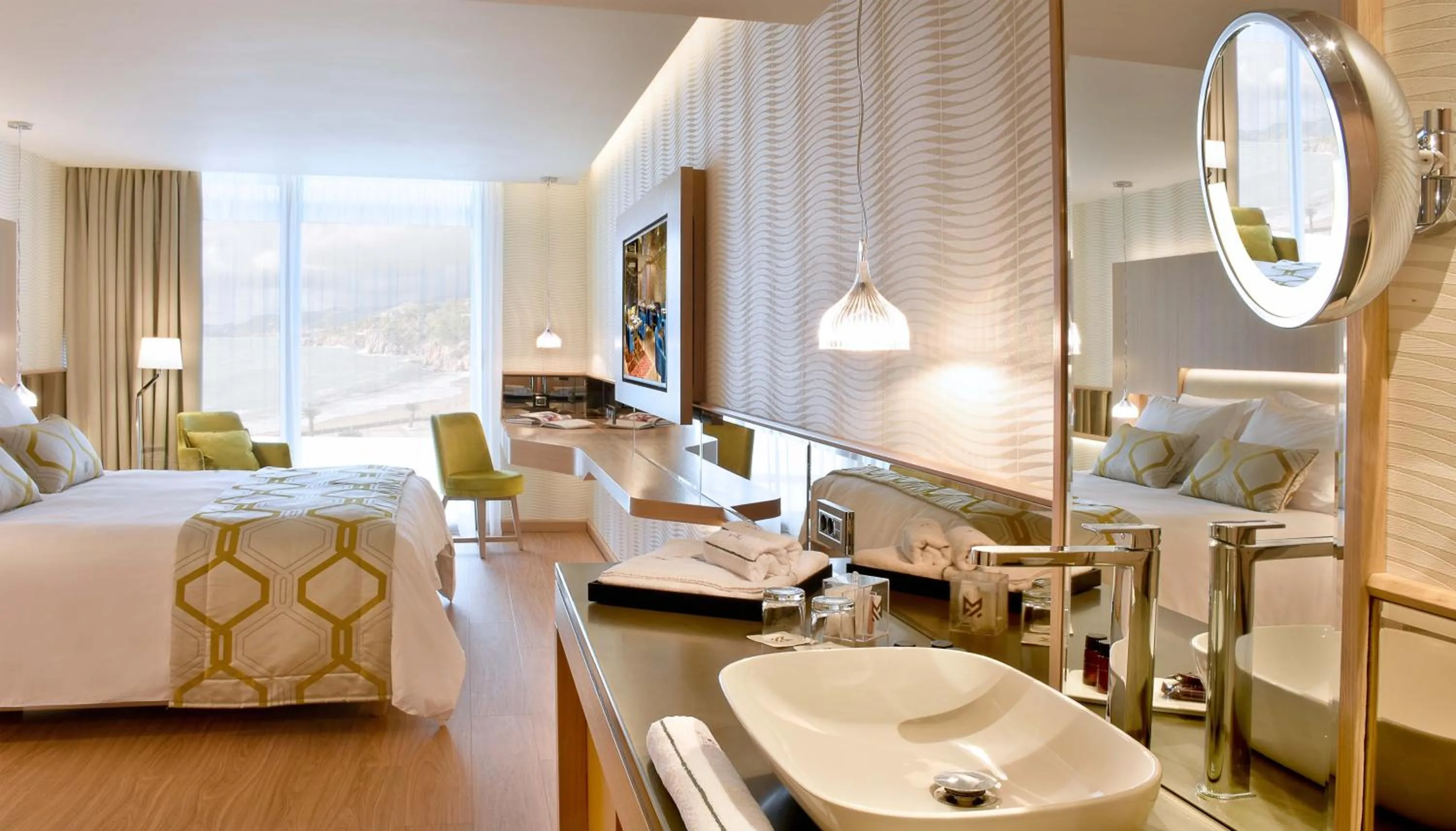 Photo of the whole room, Bed in Maestral Resort & Casino