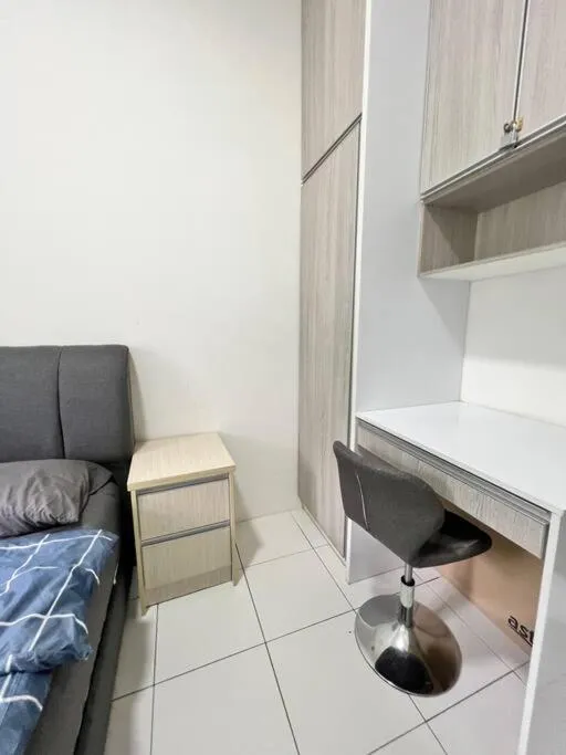 Lily King (modern and comfy)