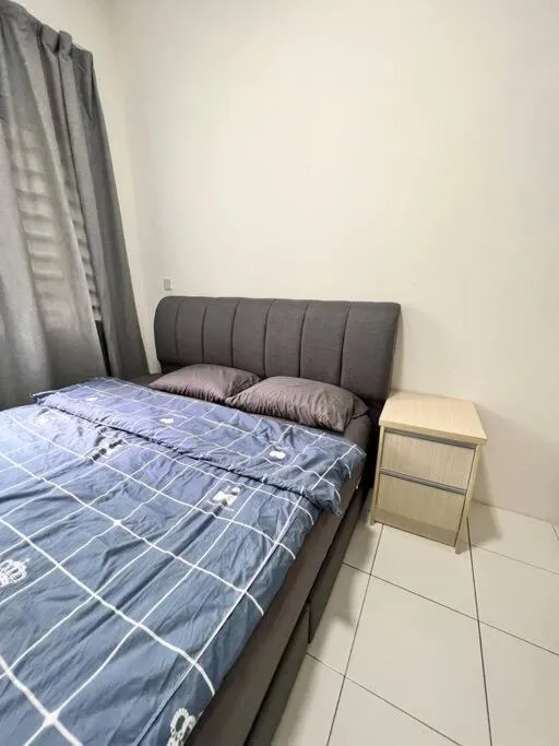 Bed in Lily King (modern and comfy)