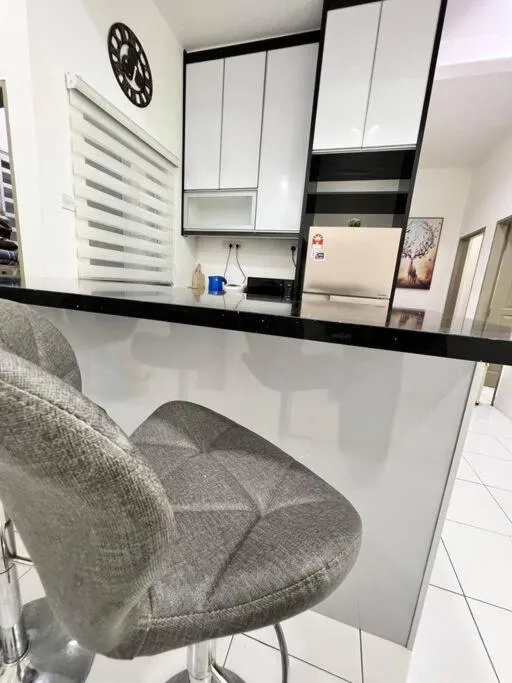 Lily King (modern and comfy)