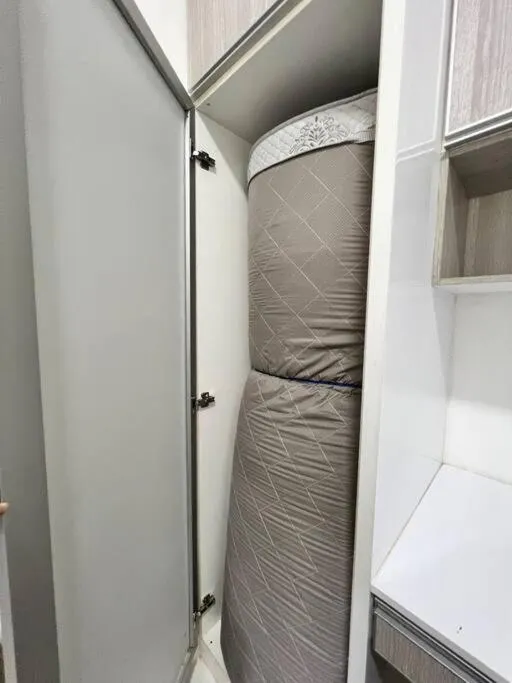 Bed in Lily King (modern and comfy)