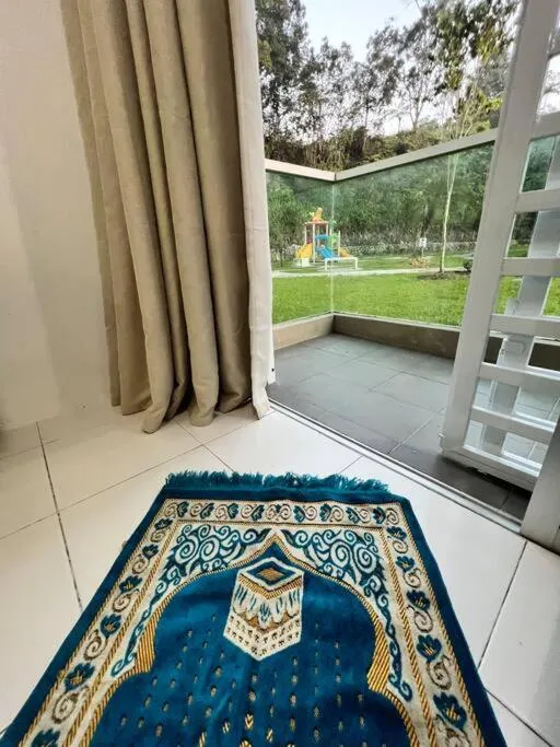 Lily King (modern and comfy)