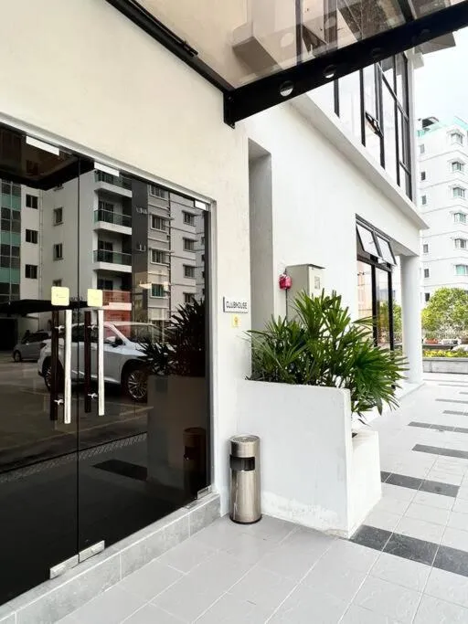 Lily King (modern and comfy)