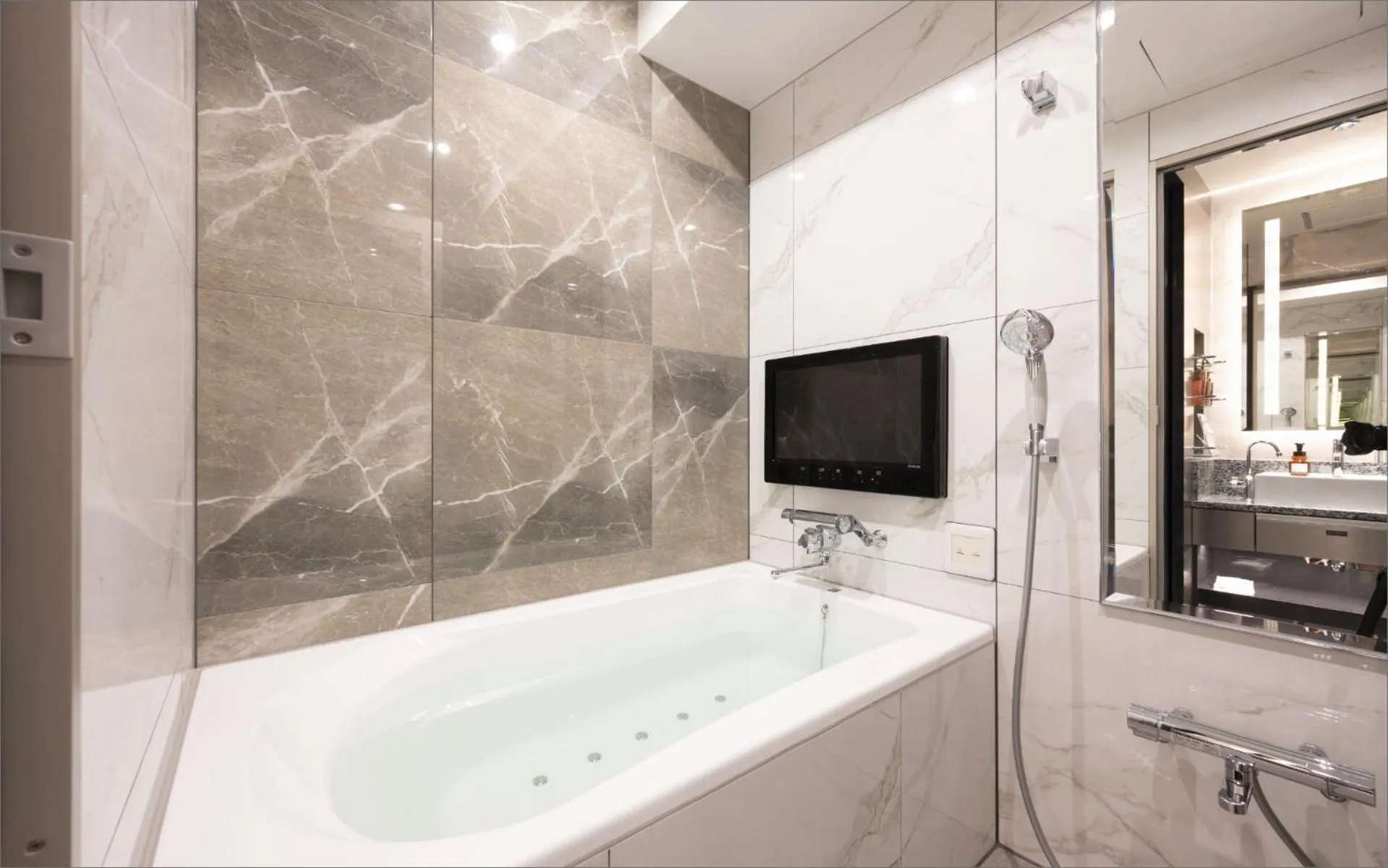 Shower in HOTEL KABUKI