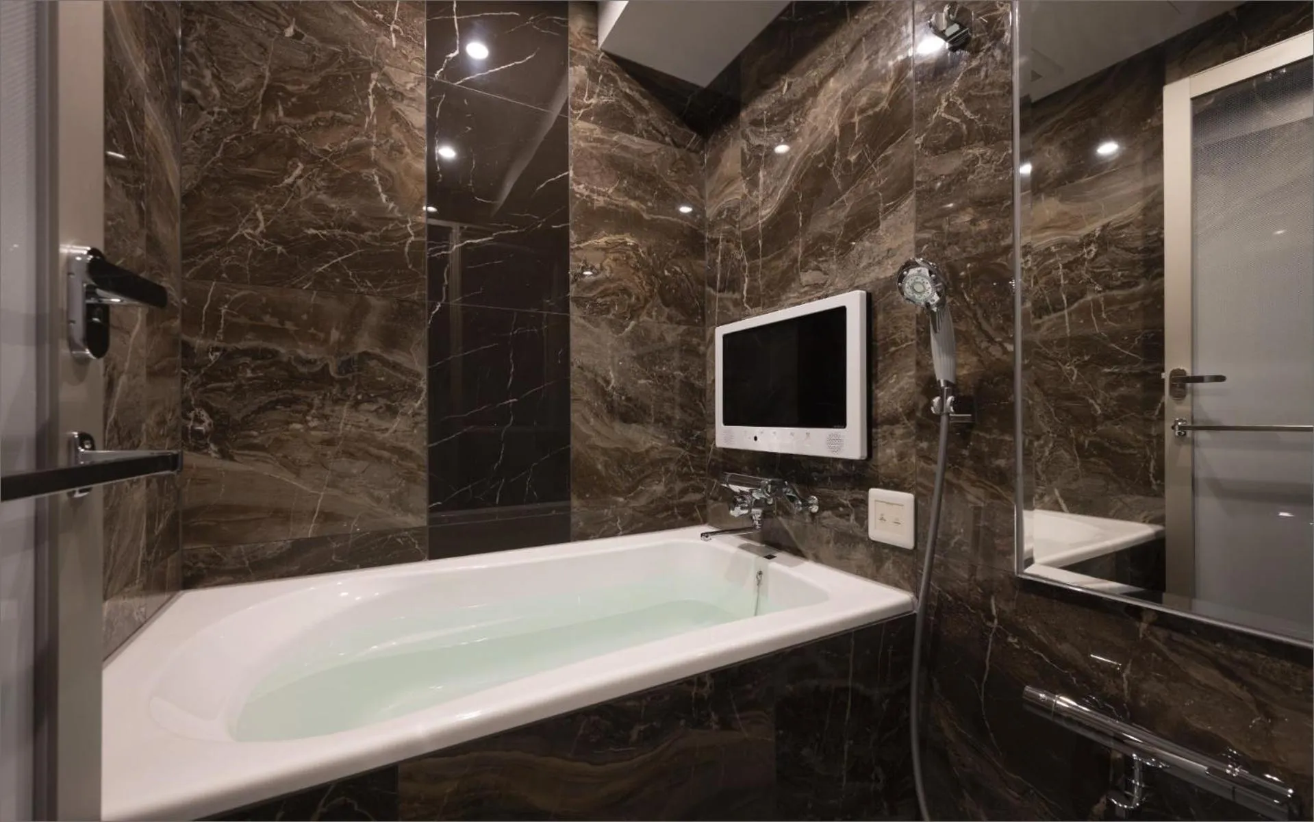 Shower in HOTEL KABUKI