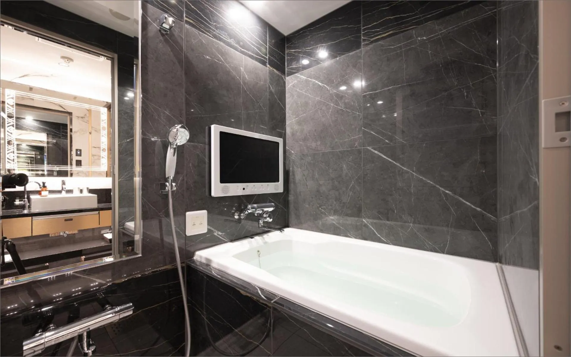 Shower in HOTEL KABUKI