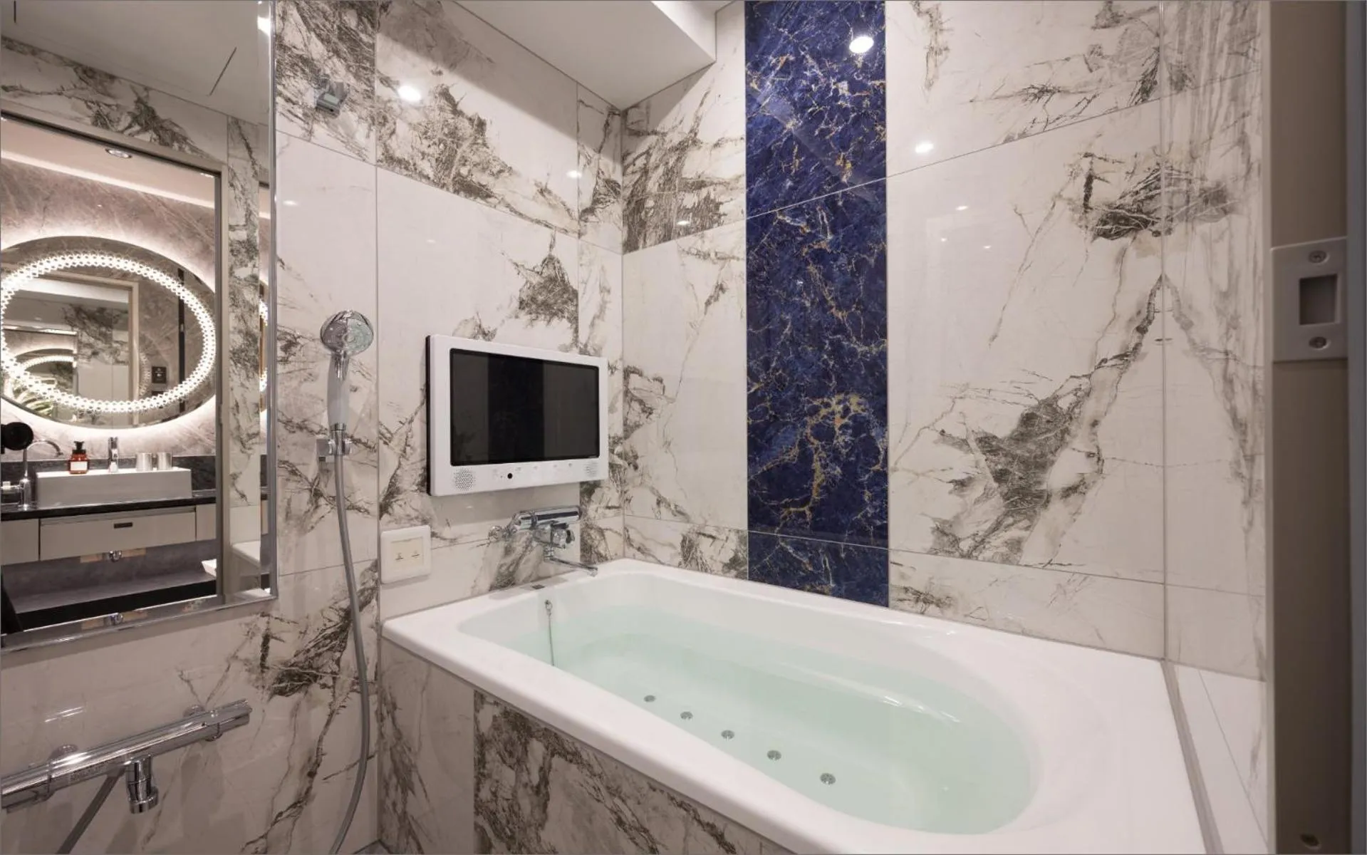 Shower in HOTEL KABUKI