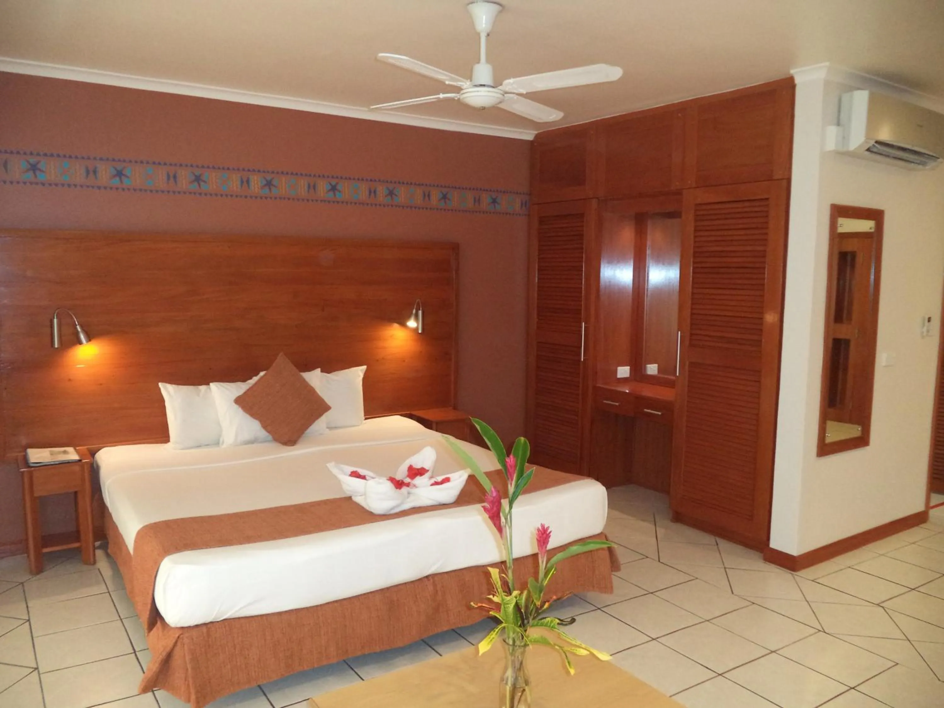 Bedroom, Bed in Bedarra Beach Inn
