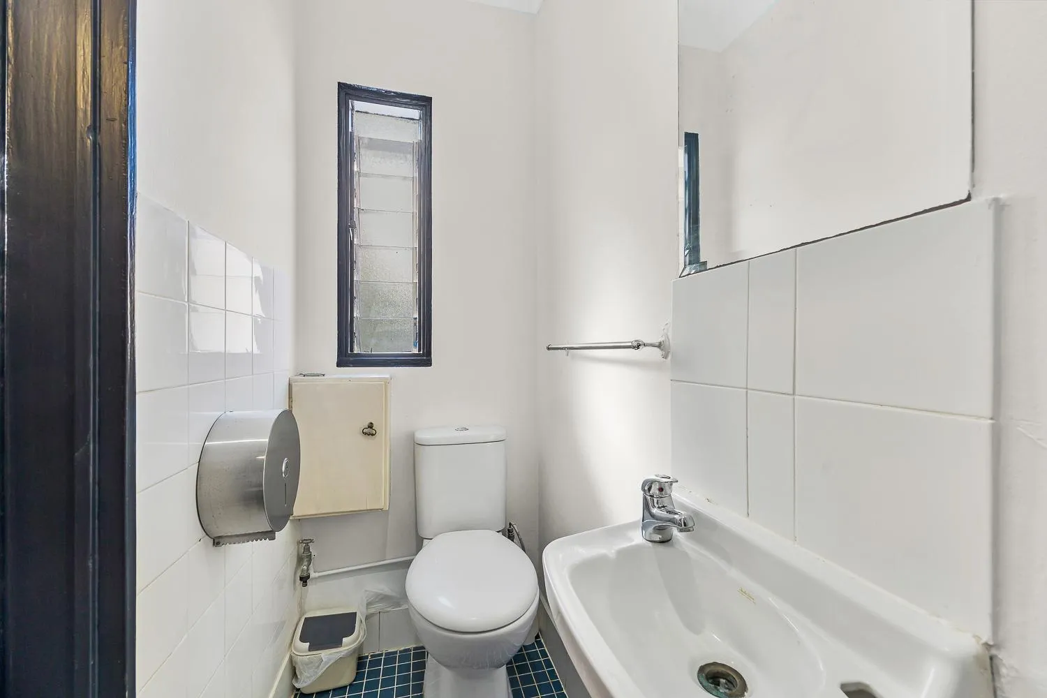 Bathroom in London Plane Backpackers