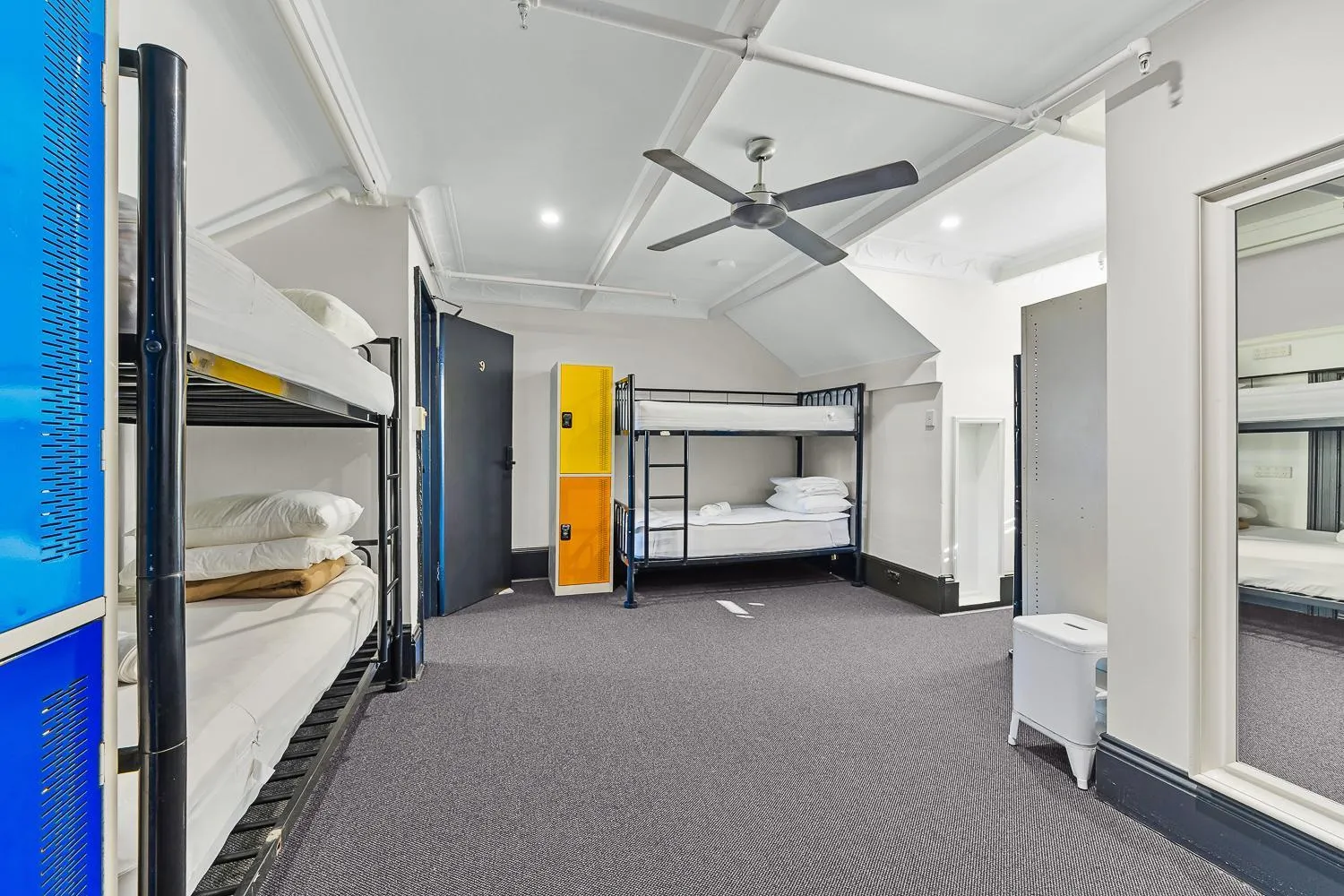 Bed in London Plane Backpackers