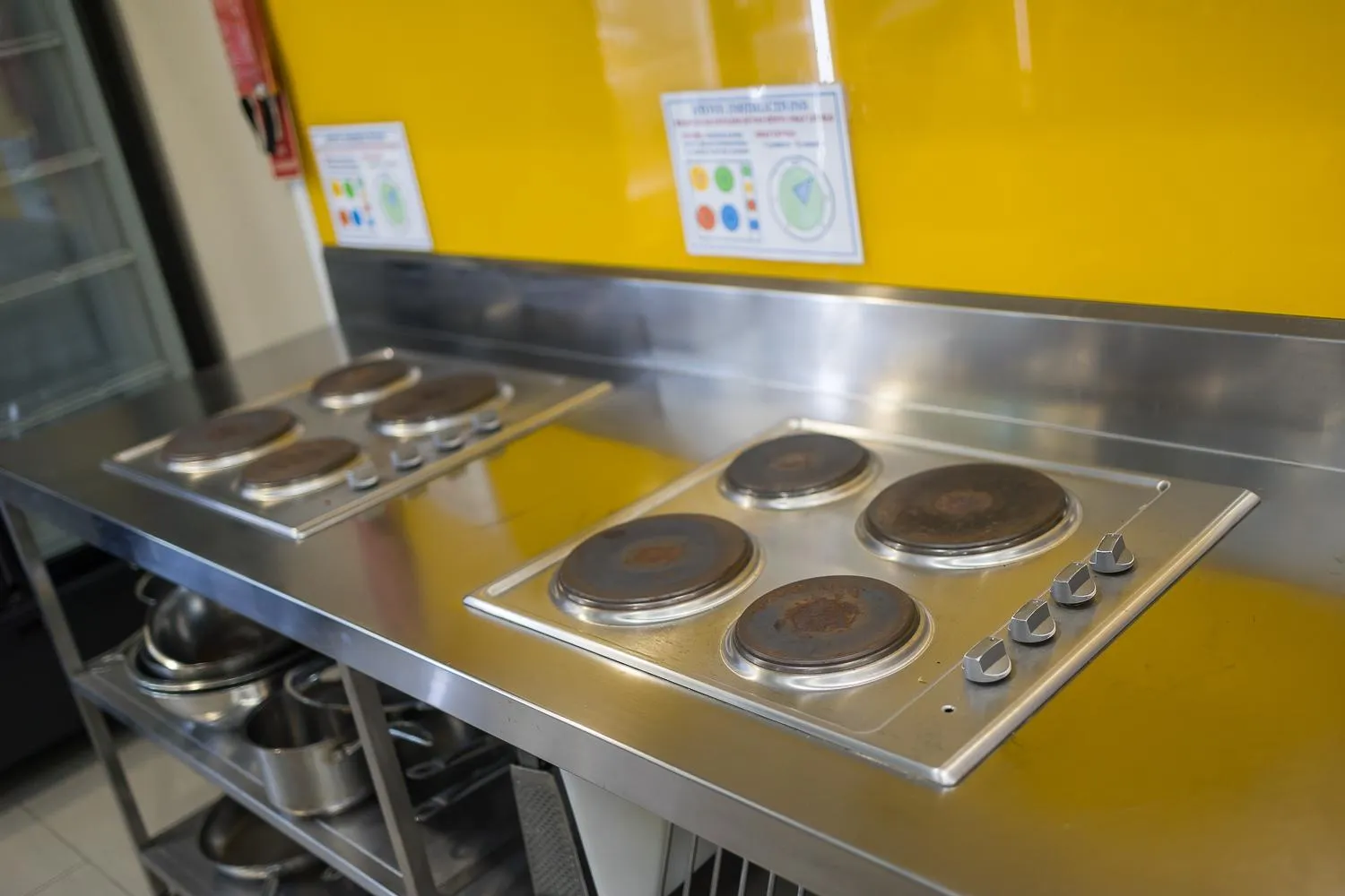 Communal kitchen in London Plane Backpackers