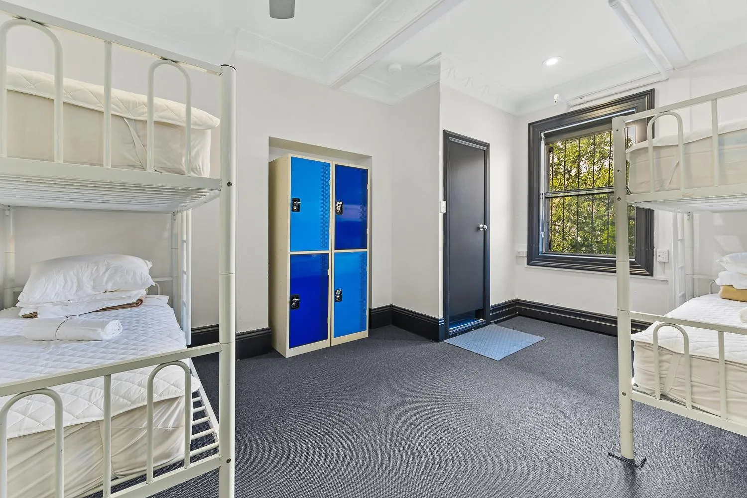 Bed in London Plane Backpackers