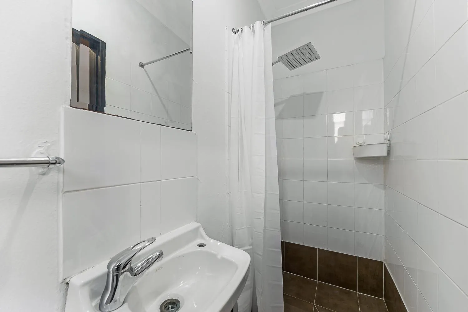 Bathroom in London Plane Backpackers