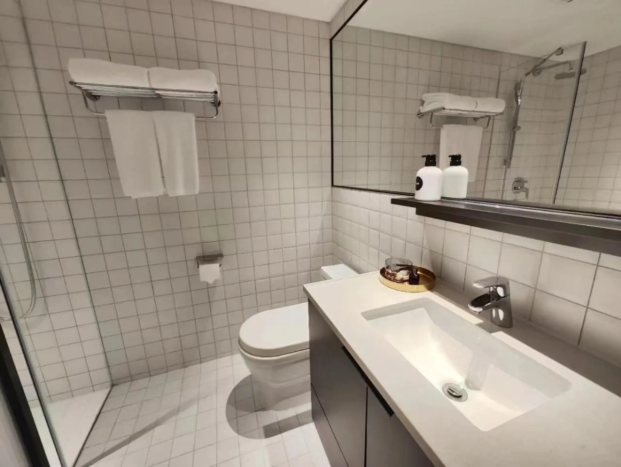 Shower in base-Beijing Wangfujing Serviced Apartment- in Hutong &Bike rental &Close to Forbidden City, Tian'anmen Square &Subway nearby &Free coffee &Washing machine,Kitchen &Restaurant discount &English speaking &High speed free WiFi