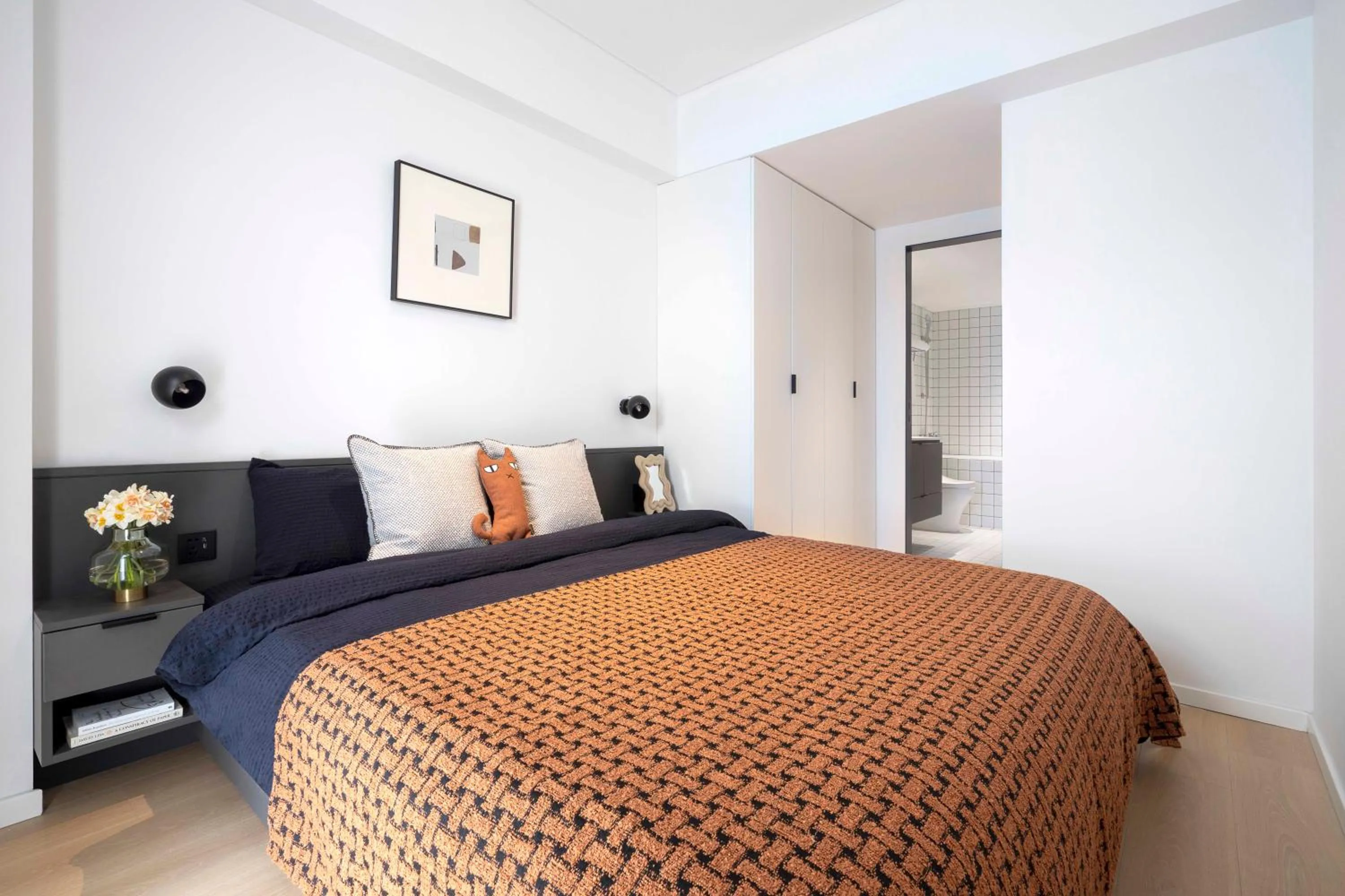 Bed in base-Beijing Wangfujing Serviced Apartment- in Hutong &Bike rental &Close to Forbidden City, Tian'anmen Square &Subway nearby &Free coffee &Washing machine,Kitchen &Restaurant discount &English speaking &High speed free WiFi
