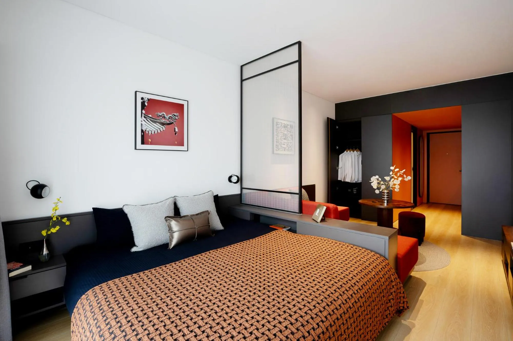 Bed in base-Beijing Wangfujing Serviced Apartment- in Hutong &Bike rental &Close to Forbidden City, Tian'anmen Square &Subway nearby &Free coffee &Washing machine,Kitchen &Restaurant discount &English speaking &High speed free WiFi