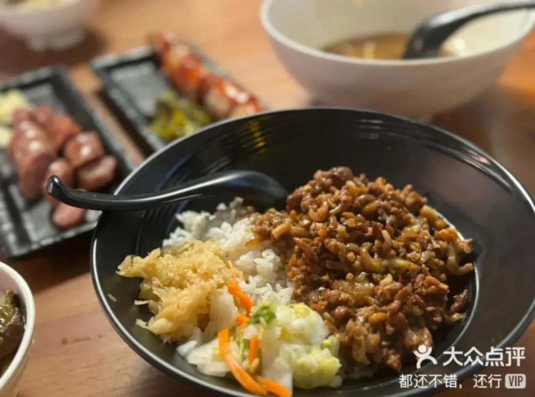 Restaurant/places to eat in base-Beijing Wangfujing Serviced Apartment- in Hutong &Bike rental &Close to Forbidden City, Tian'anmen Square &Subway nearby &Free coffee &Washing machine,Kitchen &Restaurant discount &English speaking &High speed free WiFi