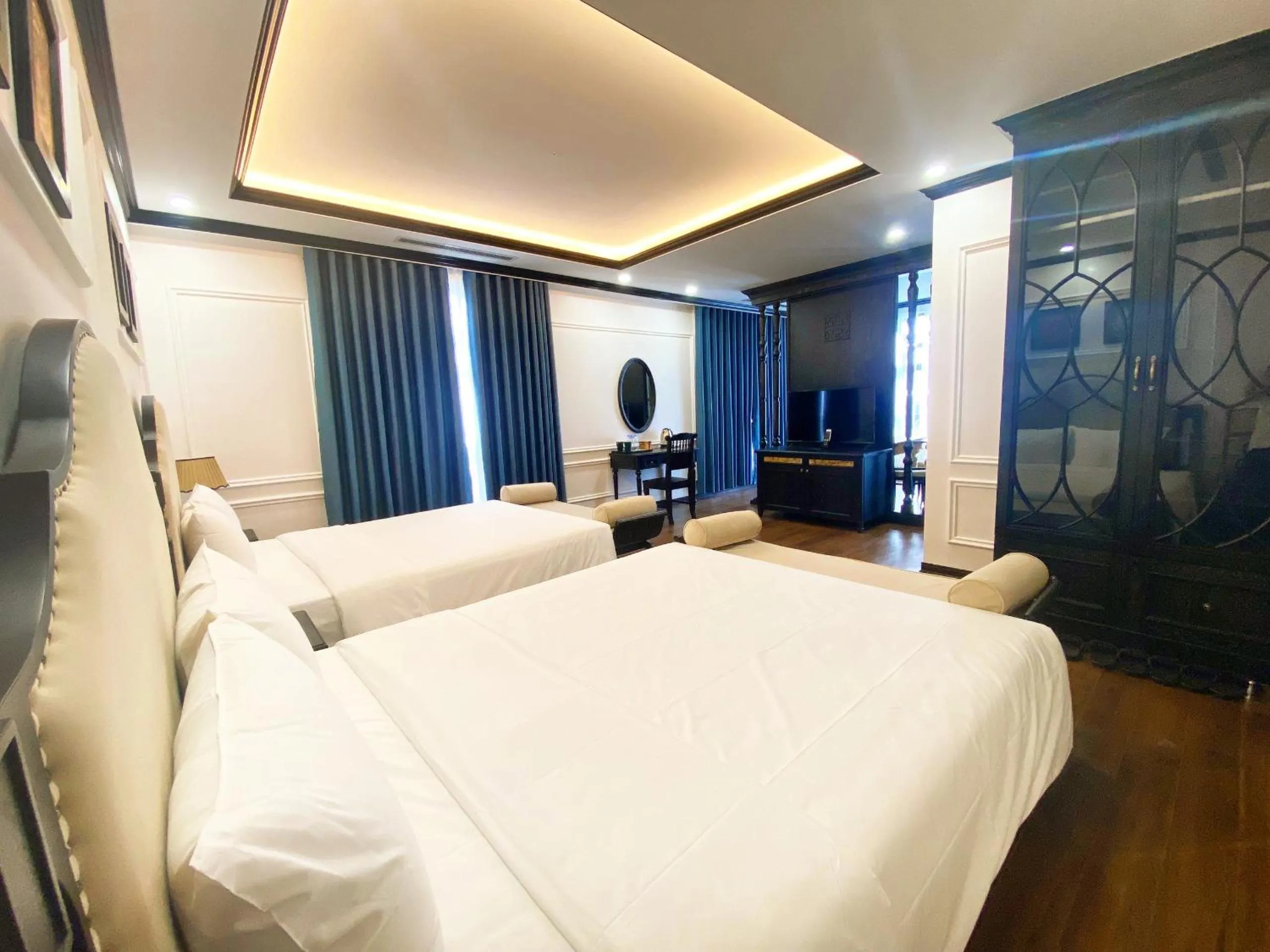 Photo of the whole room, Bed in Moma Paris Hotel Ninh Bình