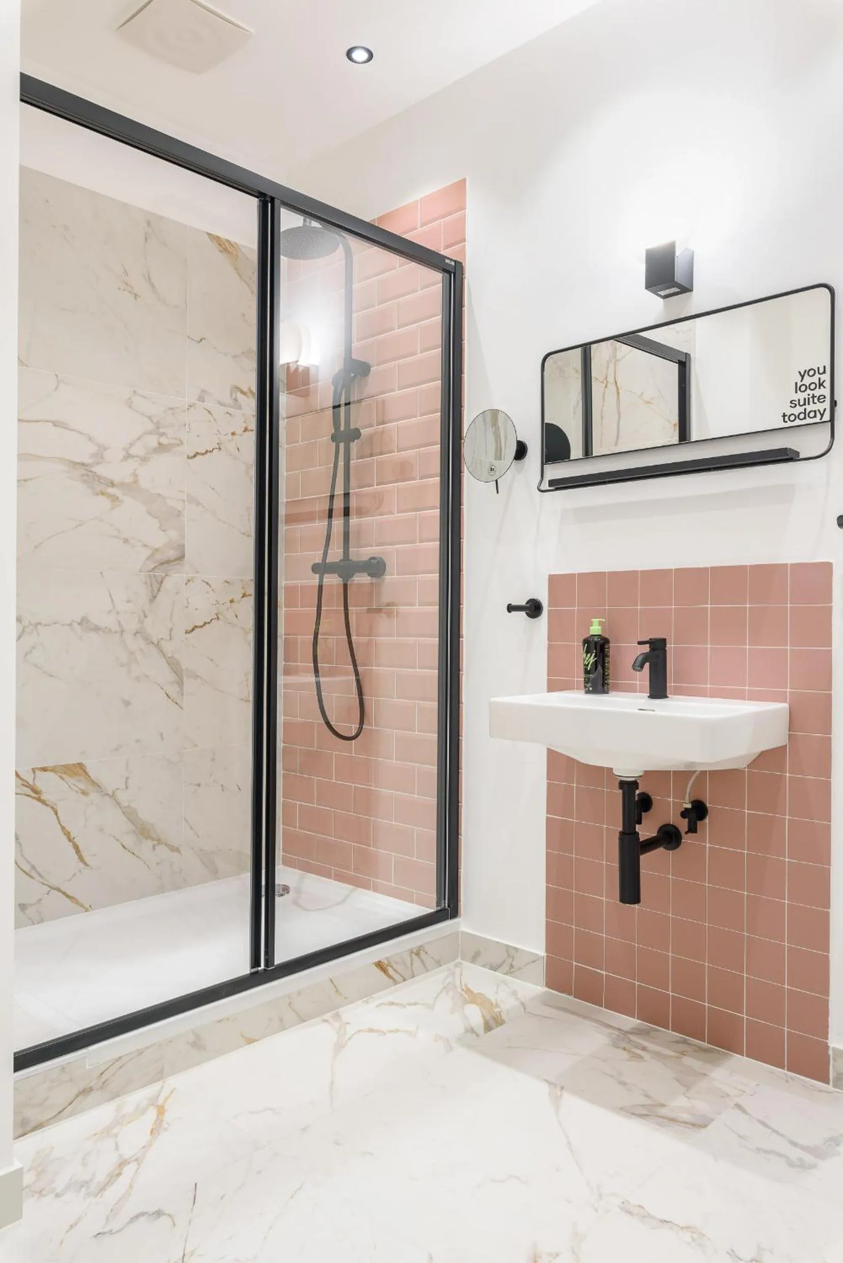 Shower in Limehome Vienna Karajangasse