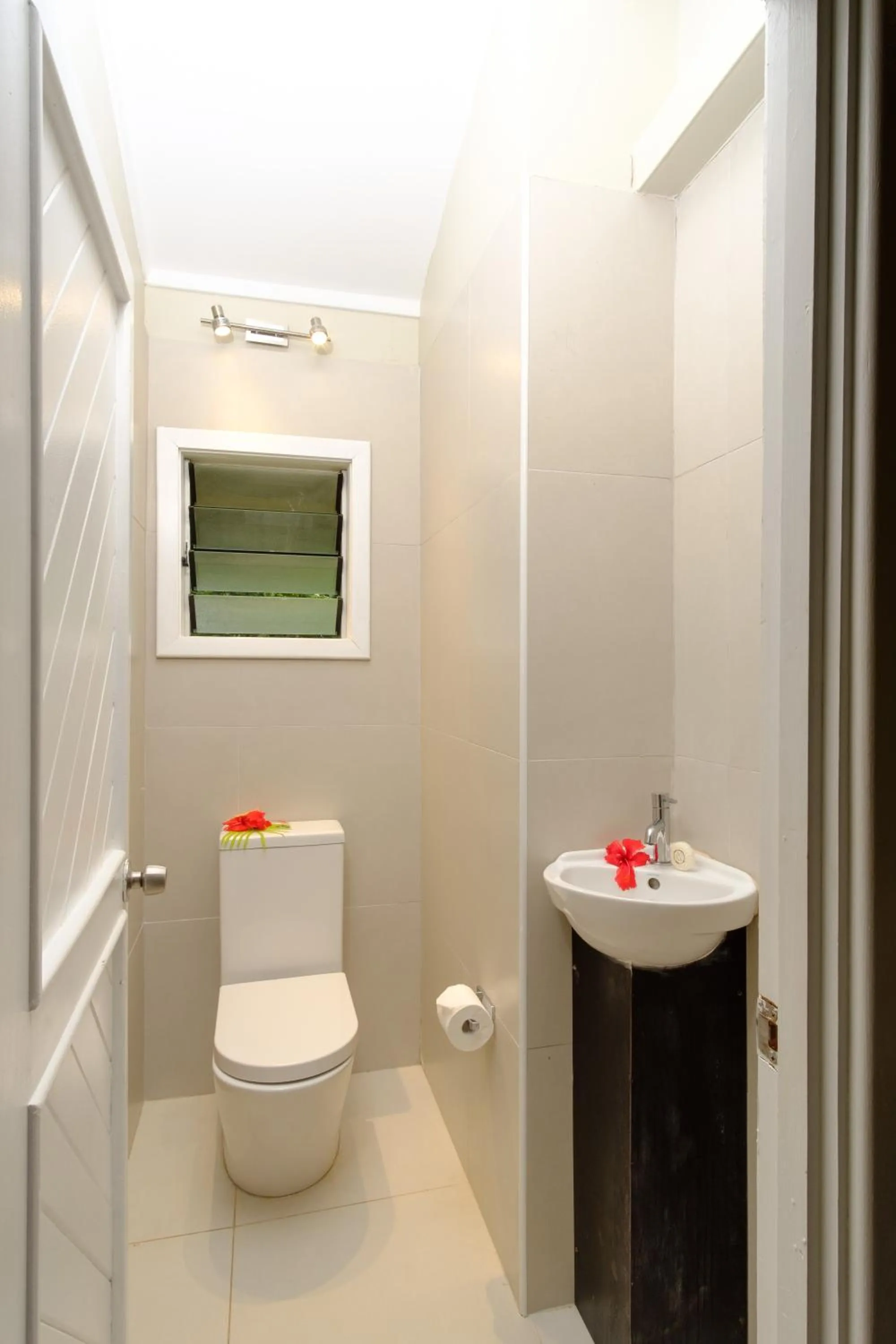 Toilet in Plantation Island Resort