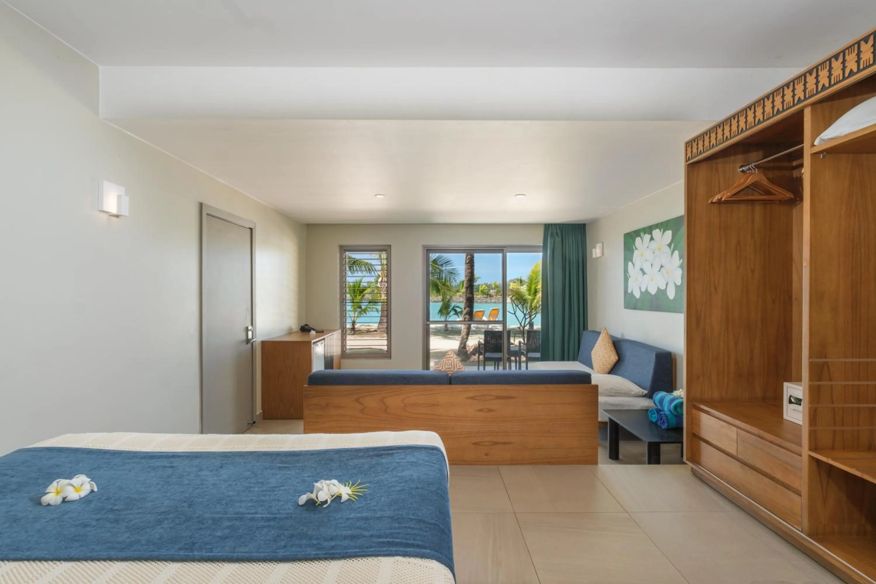 Photo of the whole room, Bed in Plantation Island Resort